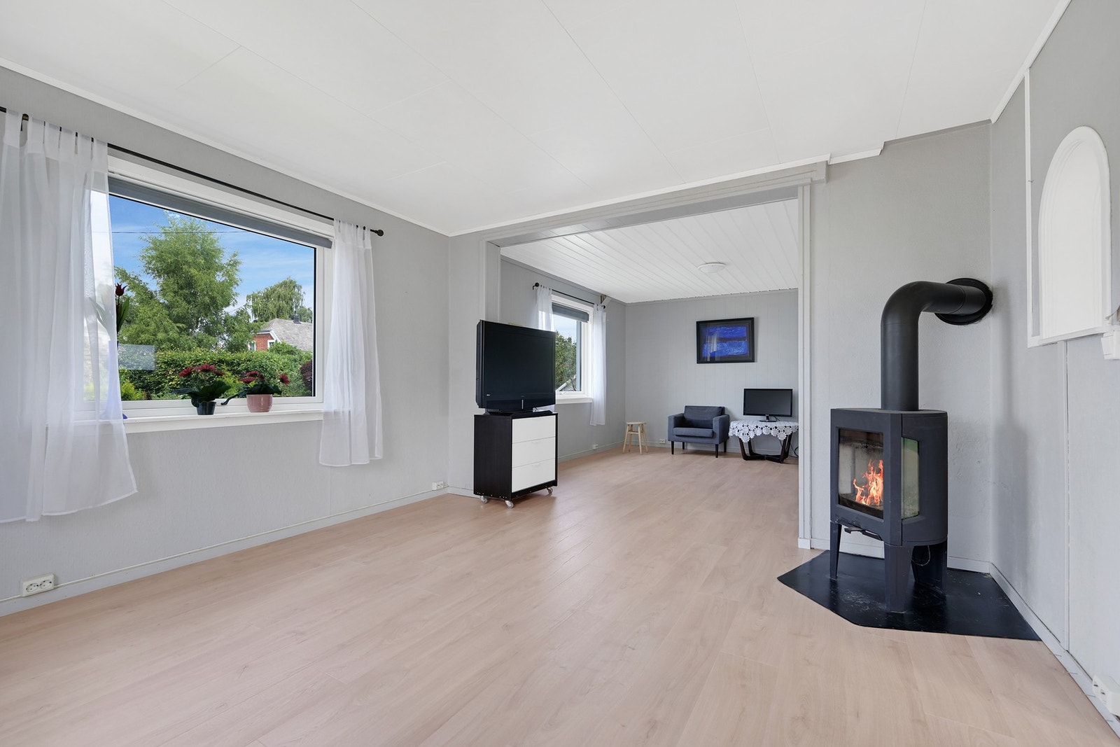 Denne stua er vegg i vegg med kjøkkenet og egner som spisestue Galleribilde