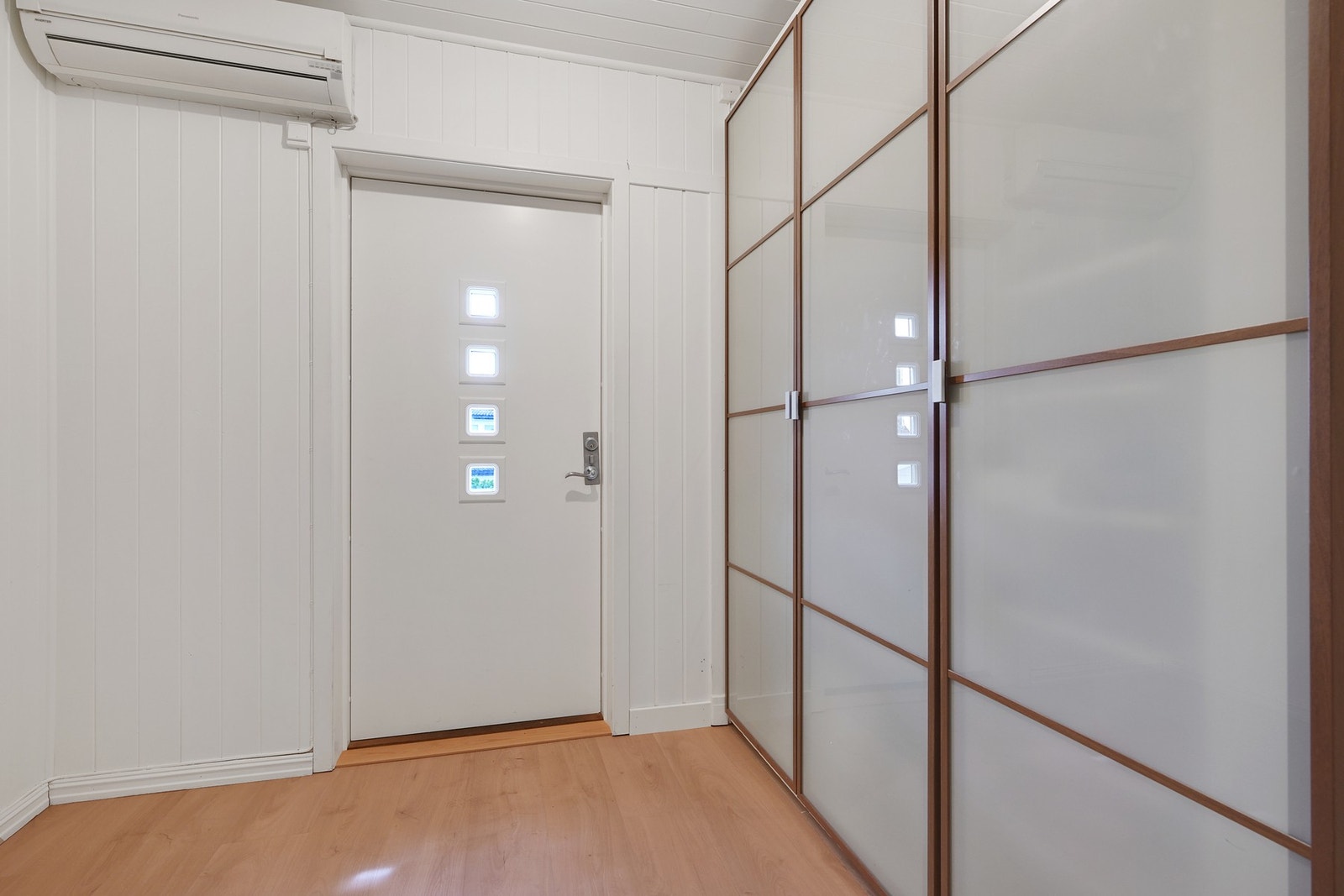 Entre med varmepumpe og stort garderobeskap Galleribilde