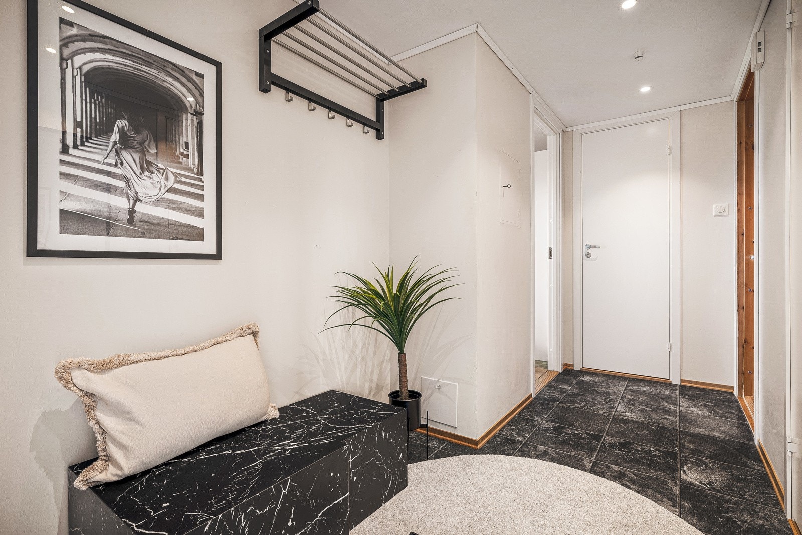 - Lys og innbydende entré med spotlights i himling - Galleribilde
