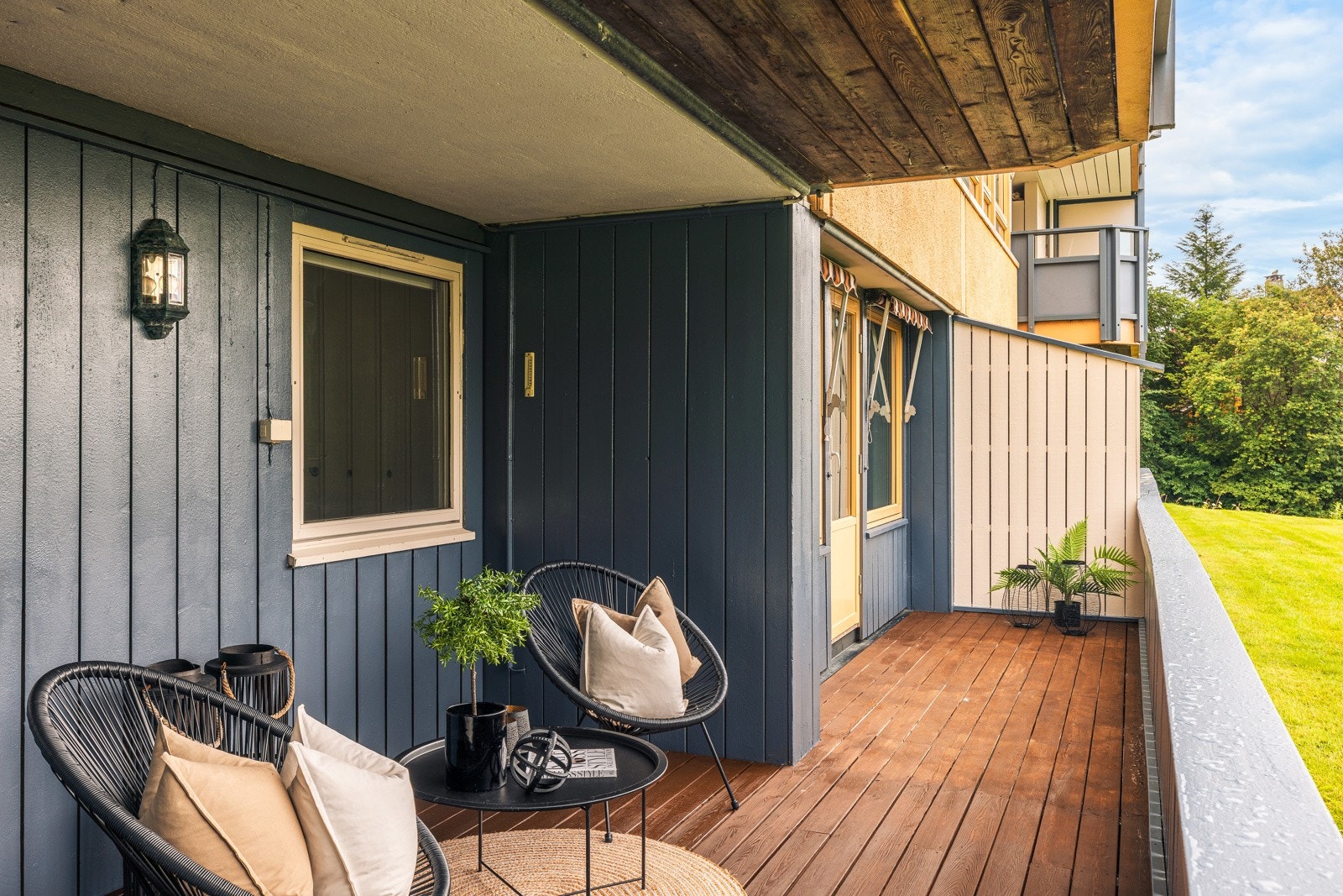 - Fra stuen er det utgang til en stor terrasse på 17 kvm - Galleribilde