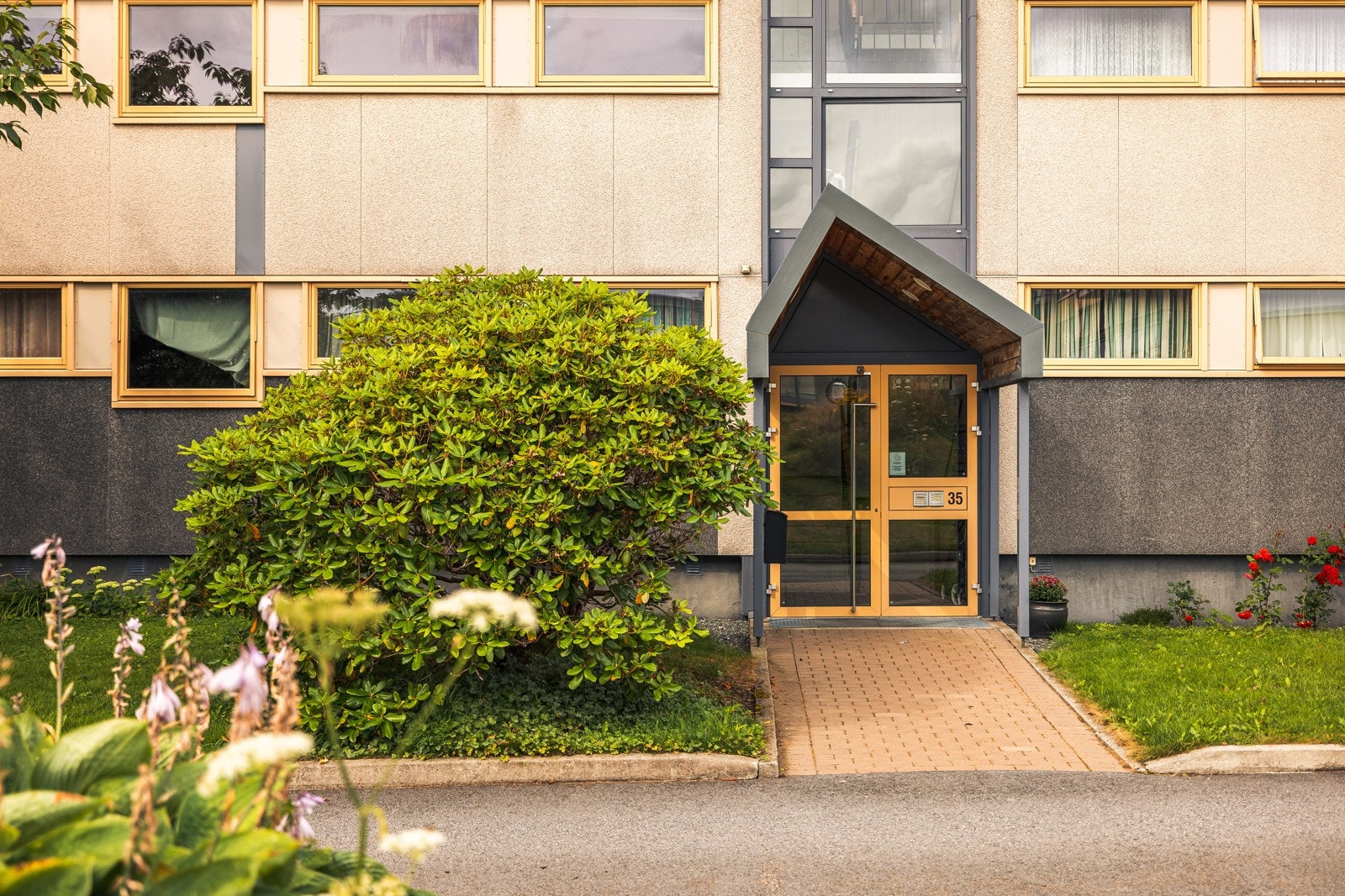 - Pent og velholdt inngangsparti - Galleribilde