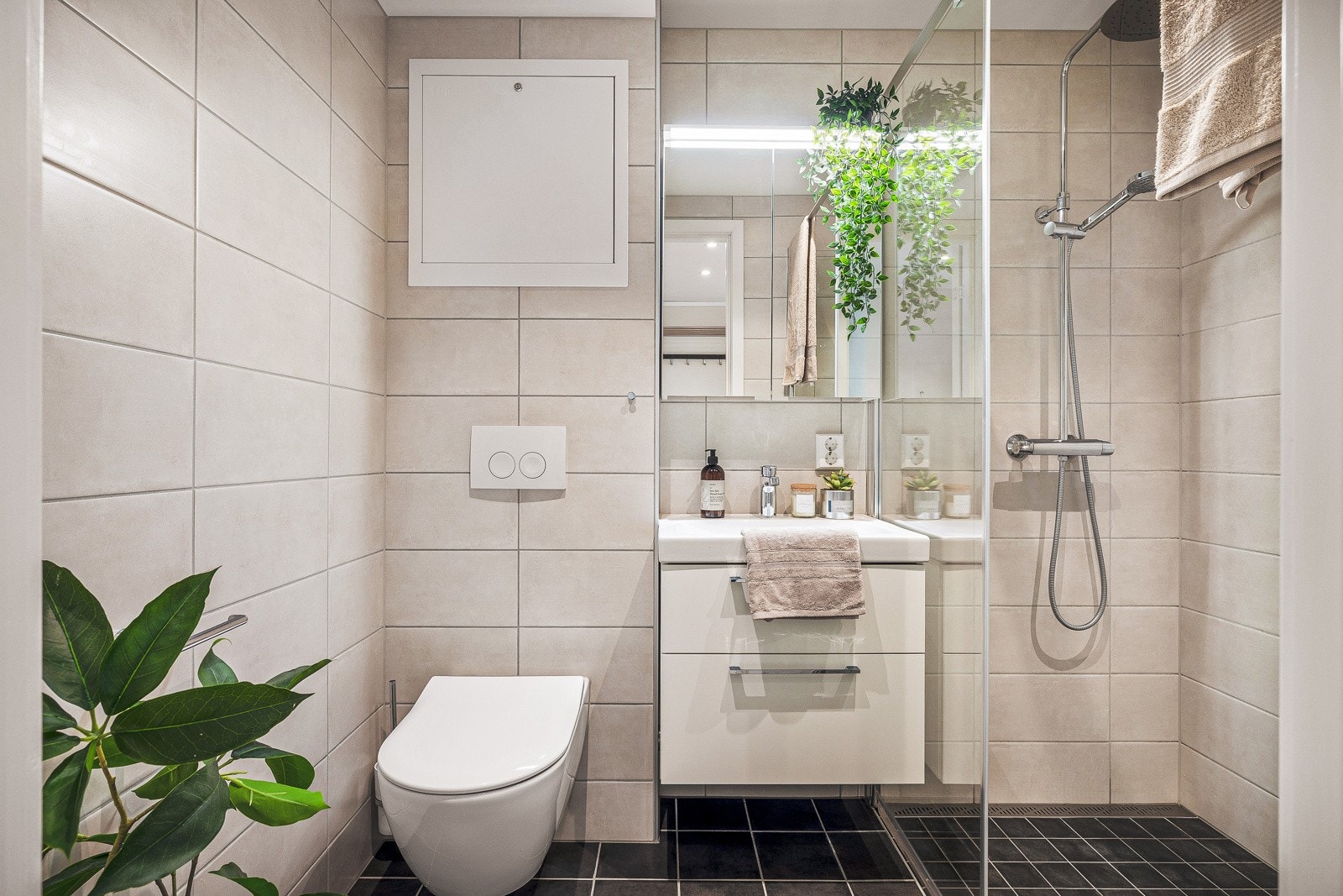 - Badet ble oppgradert i 2023 og fremstår som moderne og innbydende med fliser på gulv og vegger - Galleribilde
