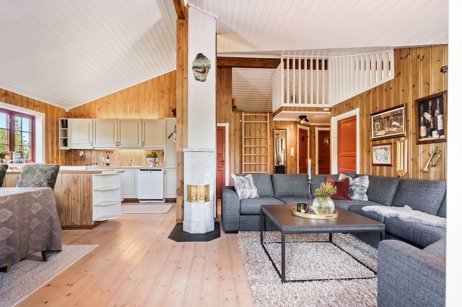 Stuen har en flott klebersteinsovn som varmer godt på kalde dagene. Det er god plass til både spisestue og sittegruppe. Fra stuen er det utgang til stor solrik terrasse og adkomst til hems. Galleribilde