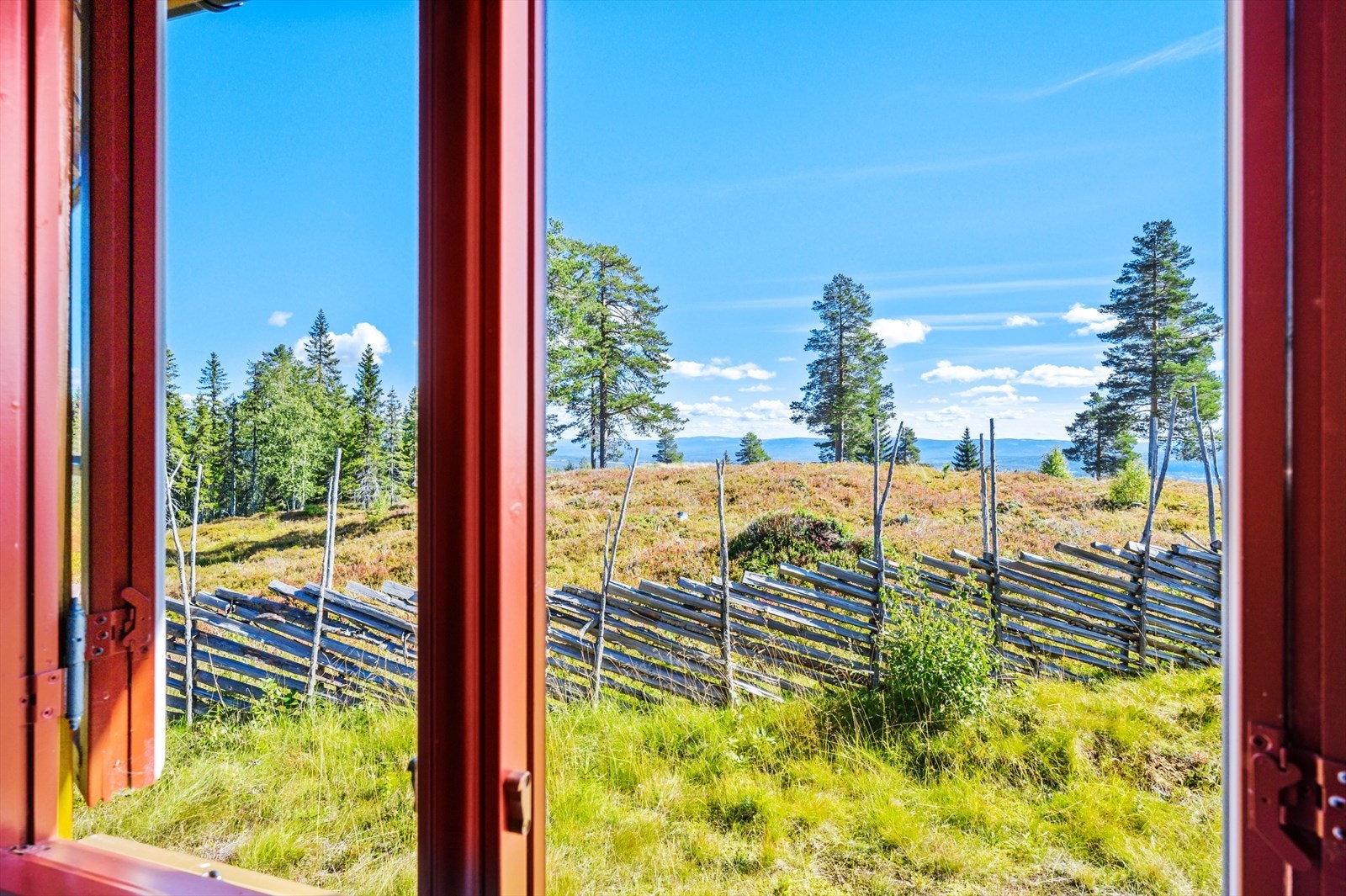 Fantastisk utsikt mot øst fra hovedsoverommet. Galleribilde