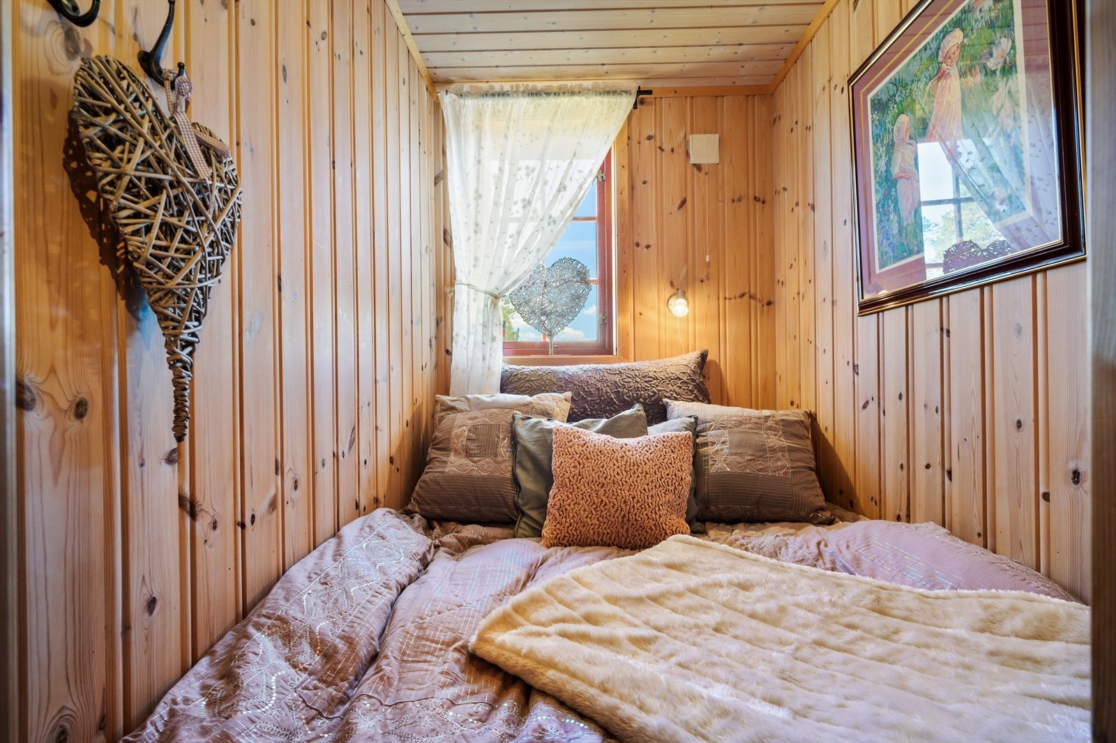 Soverom to, innredet med dobbeltseng. Galleribilde