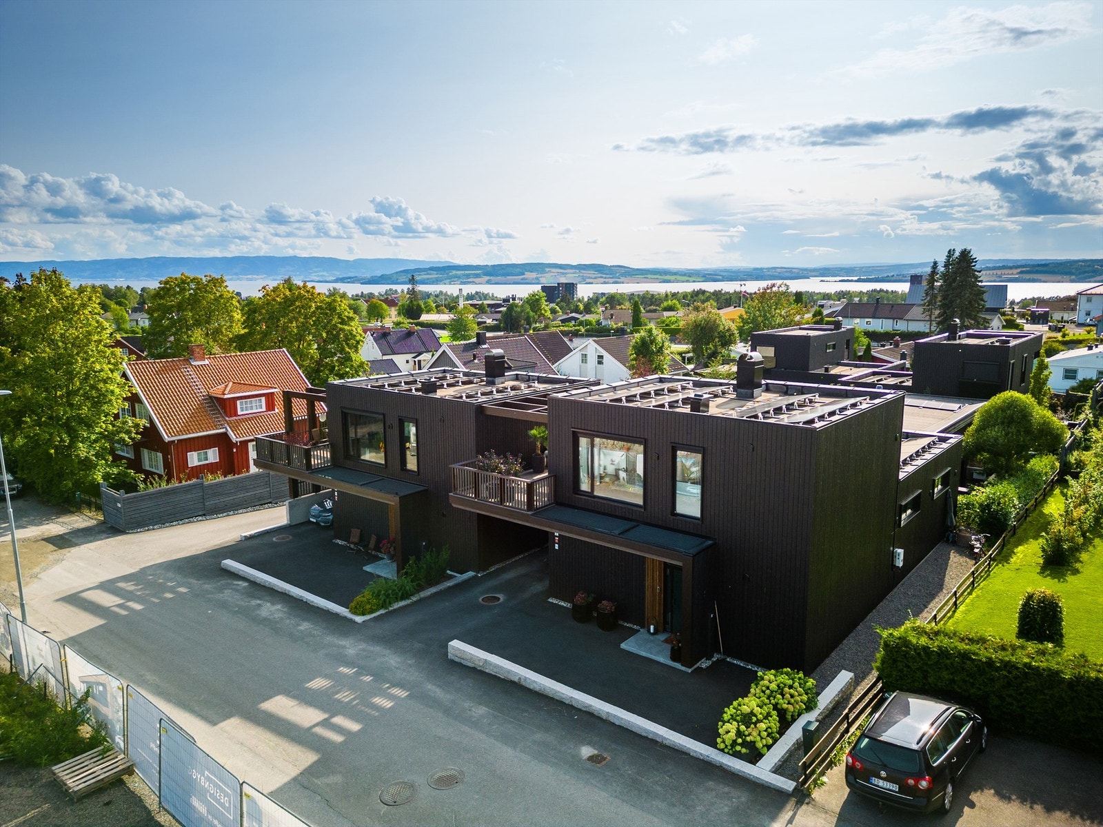 KAAK-husene i Bekkesvevegen ligger tilbaketrukket og skjermet i et meget hyggelig område av Hamar by Galleribilde