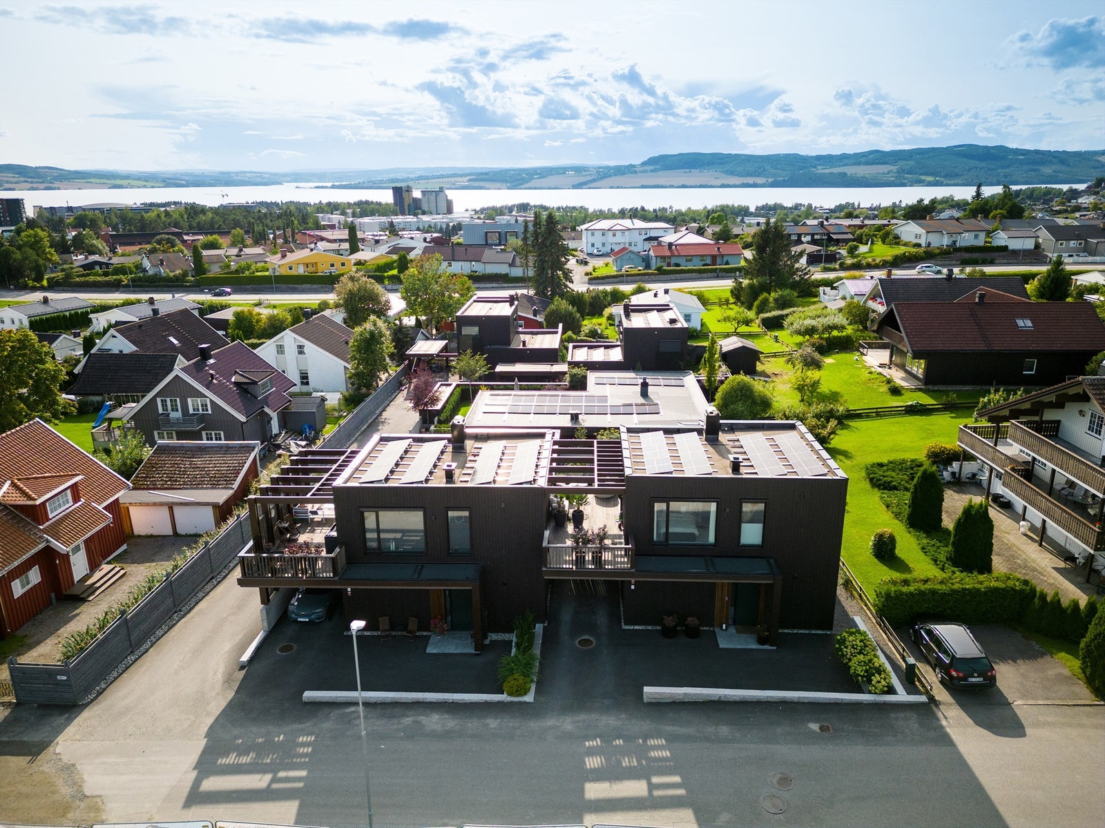 Det er montert solcellepaneler på taket Galleribilde