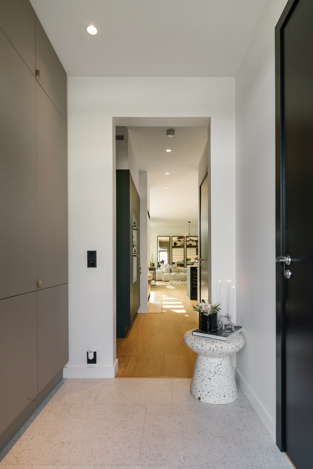 Det er plassbygd garderobe i gangen Galleribilde