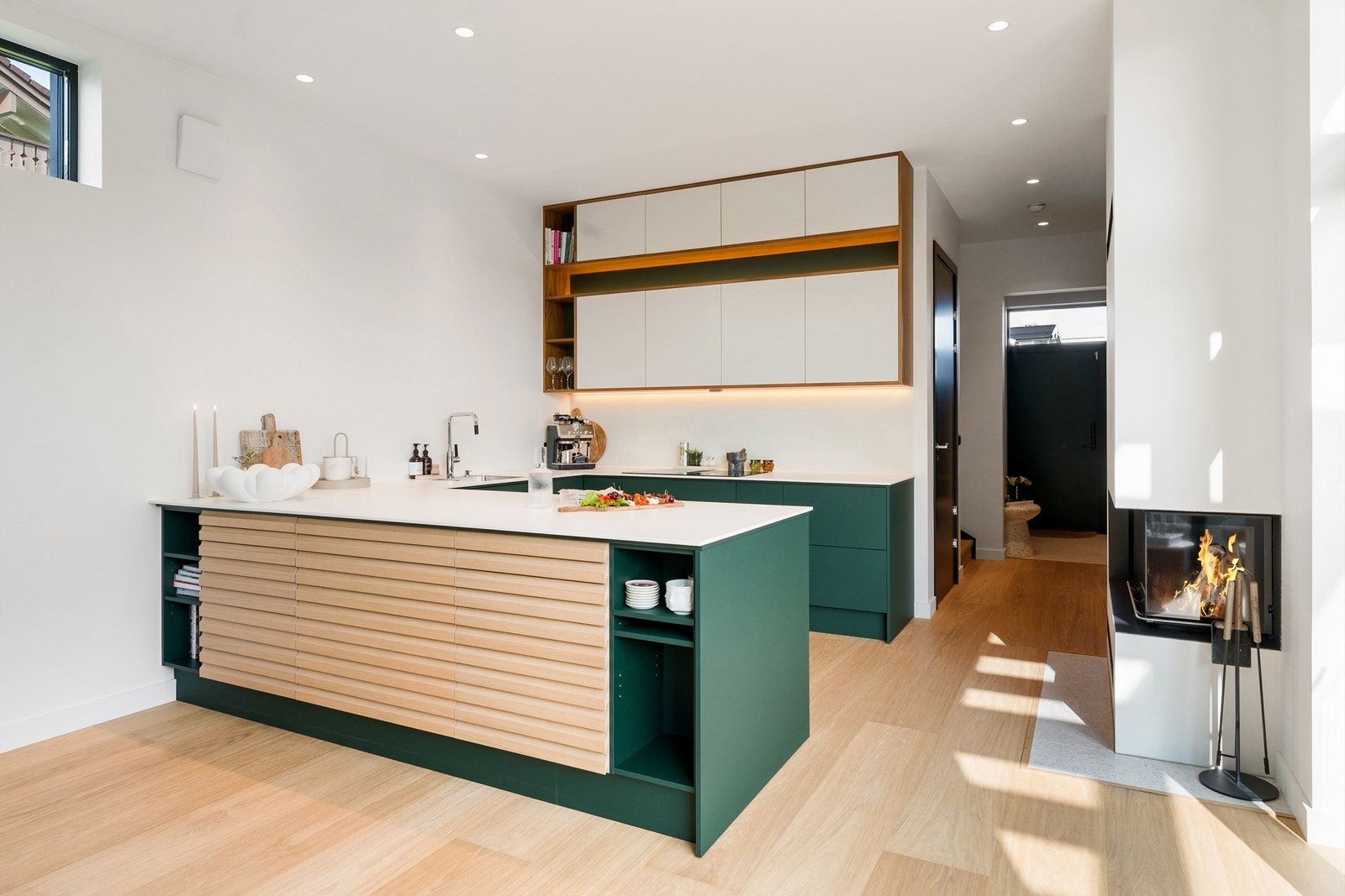 Finish og detaljer er ulikt det meste annet. Det er etablert skyggelist under benkeplaten, noe som understreker særpreget Galleribilde