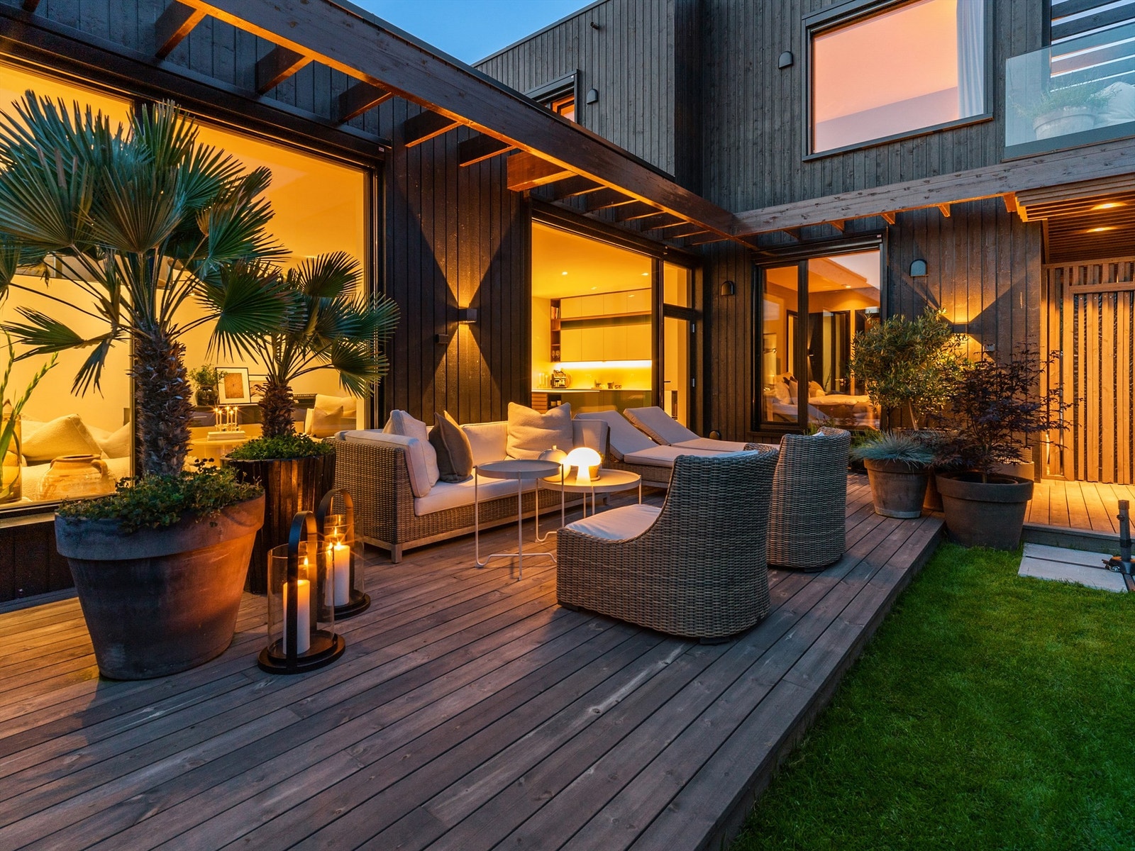 Lunt og stemningsfullt atrium med spredt og variert montering av lys Galleribilde