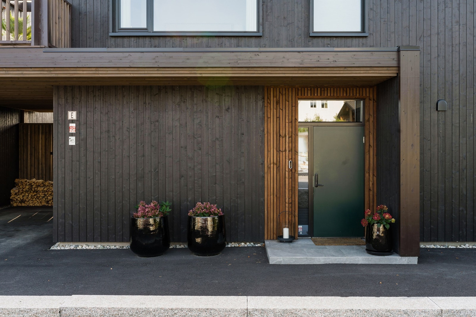 Overbygget inngangsparti. Inngangsdør med Yale kode låssystem. Galleribilde