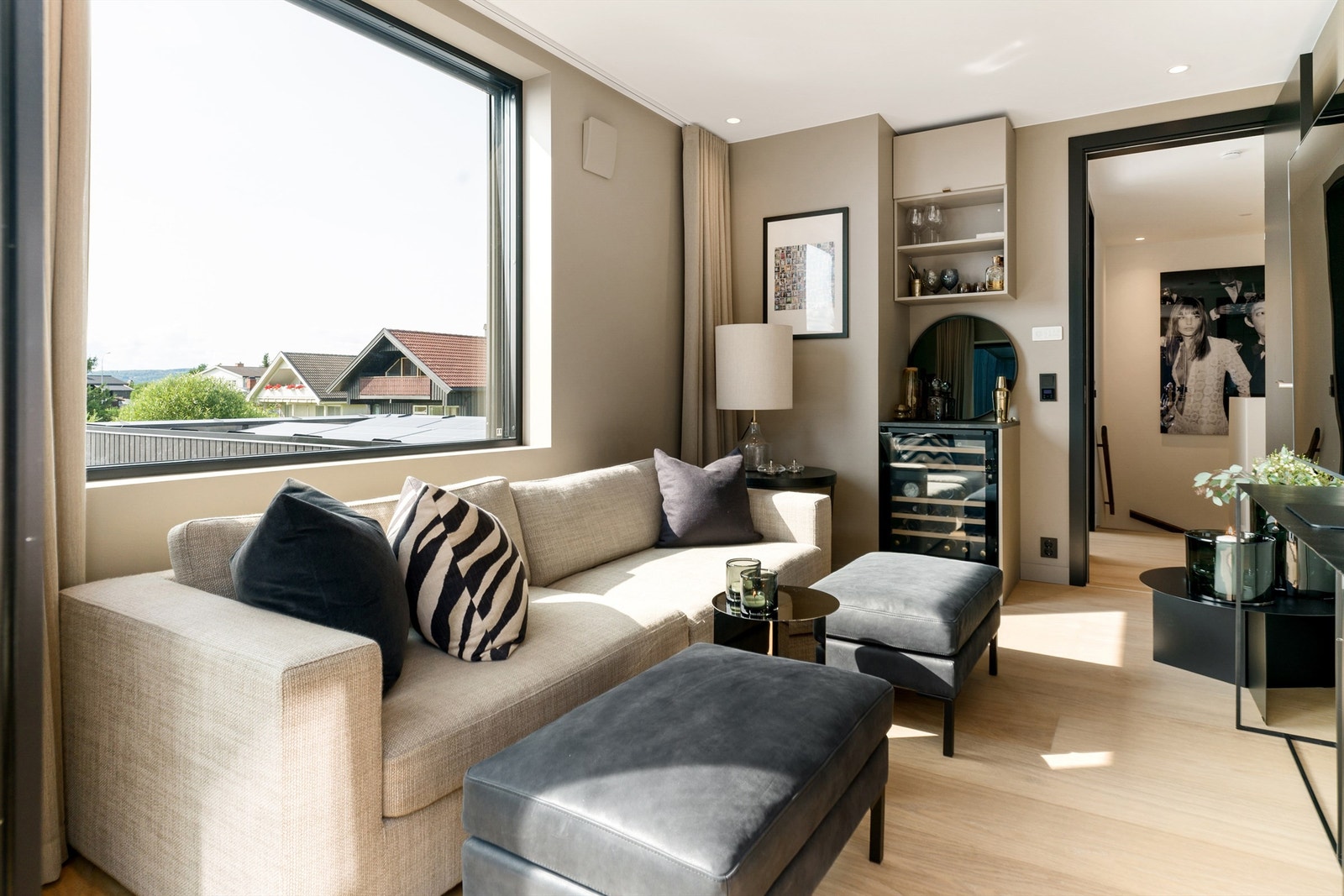 Her er det plassbygget en liten bar med vinskap. Det er enkelte steder fremført trekkerør til kabling til høytalerenheter i tak og vegger Galleribilde