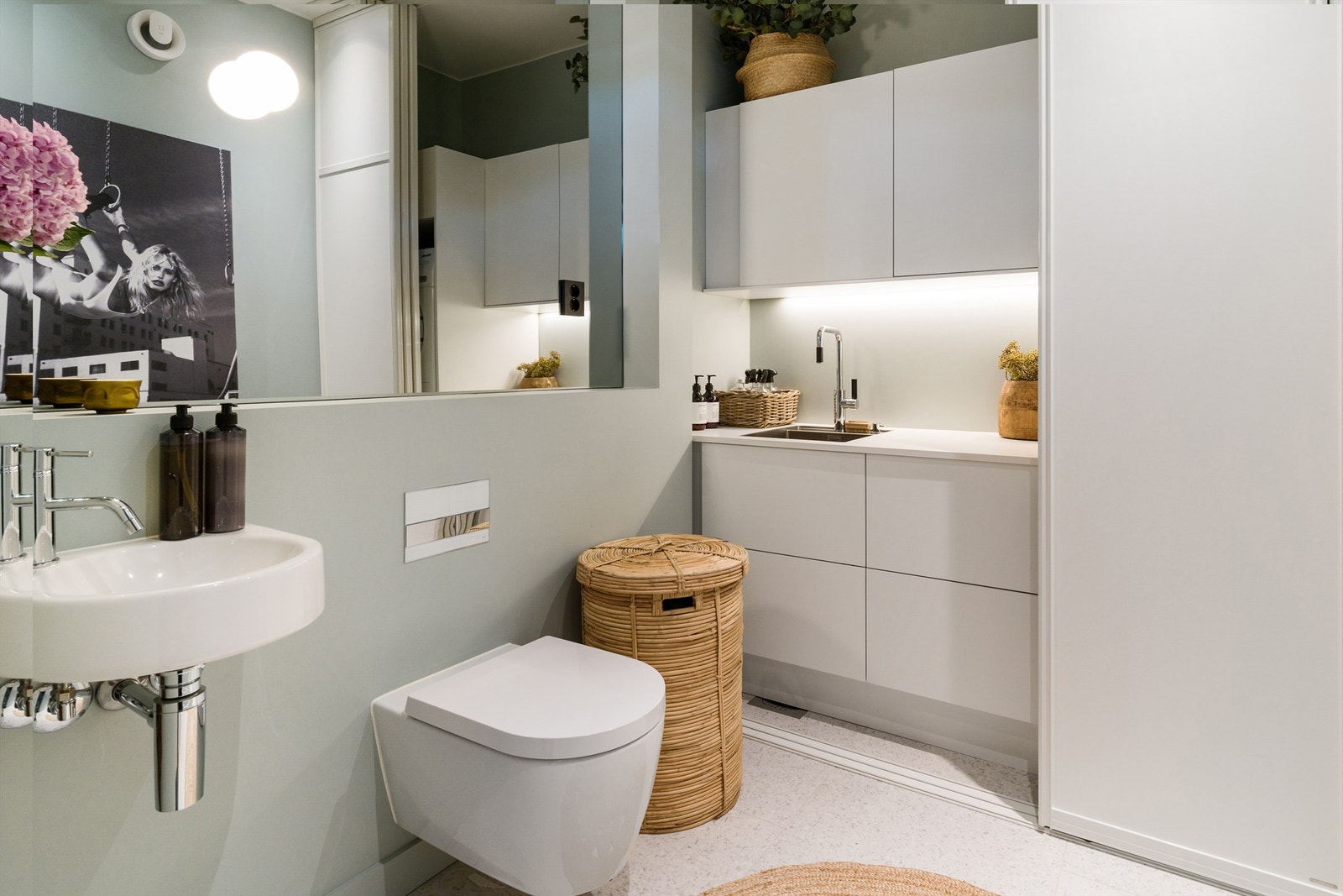 Vaskerommet har praktiske skyvedører som skjuler innredninger og vaskemaskin - se også neste bilde Galleribilde