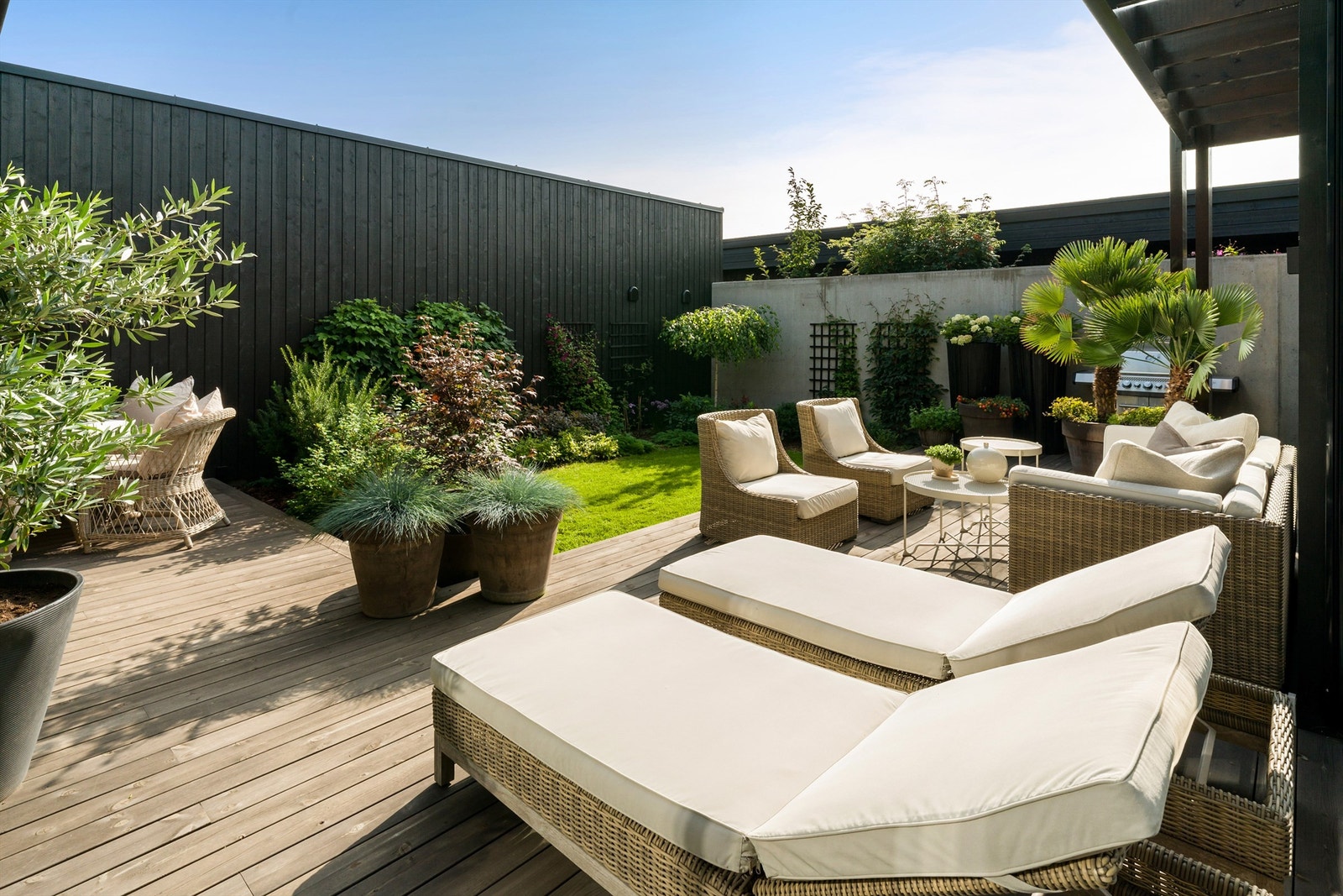 Hagen er anlagt av gartner og er påkostet med nydelig beplantning og opplyste bed Galleribilde