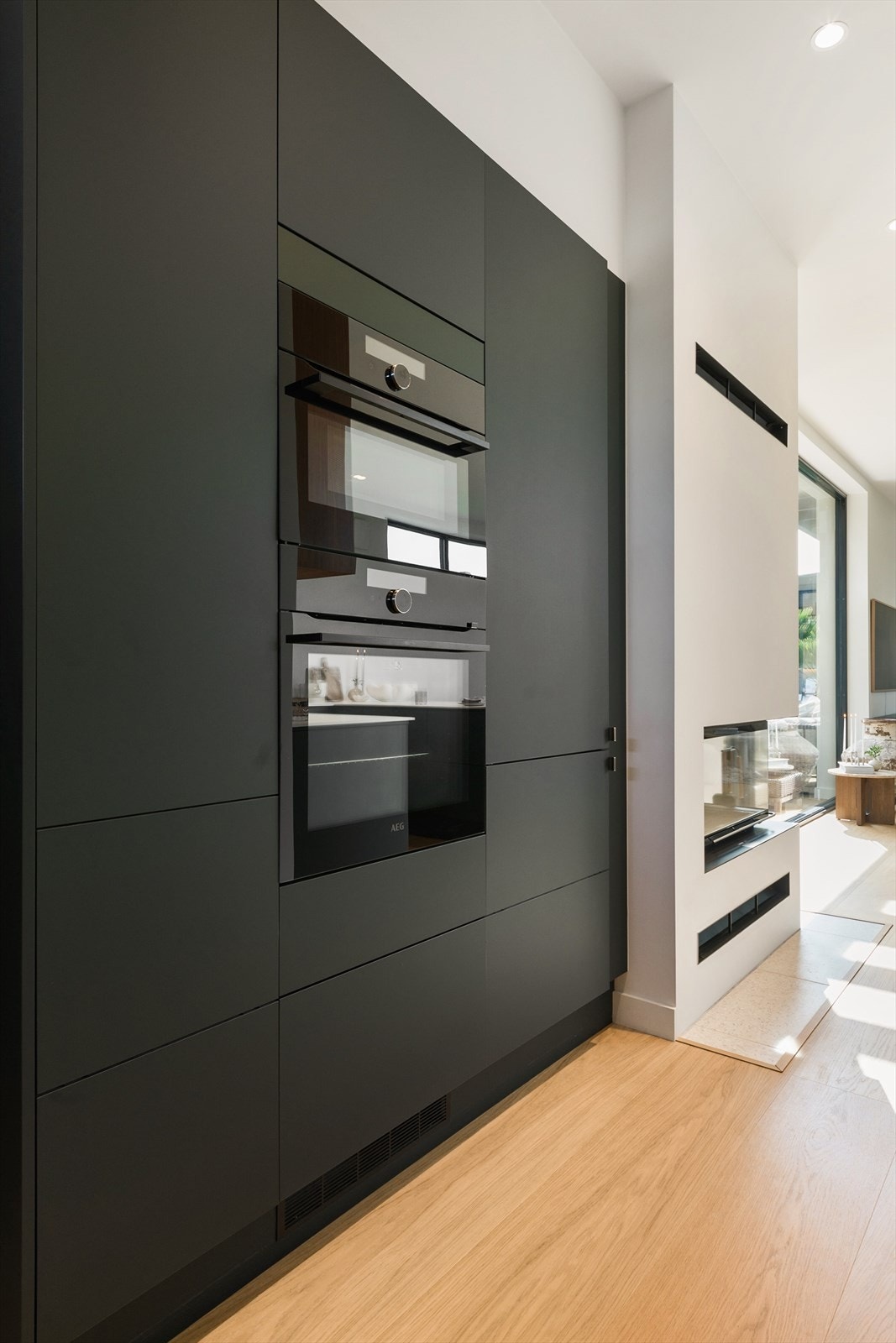 Det er også påkostede hvitevarer fra AEG og Miele, samt et lekkert vinskap fra Temptech Galleribilde