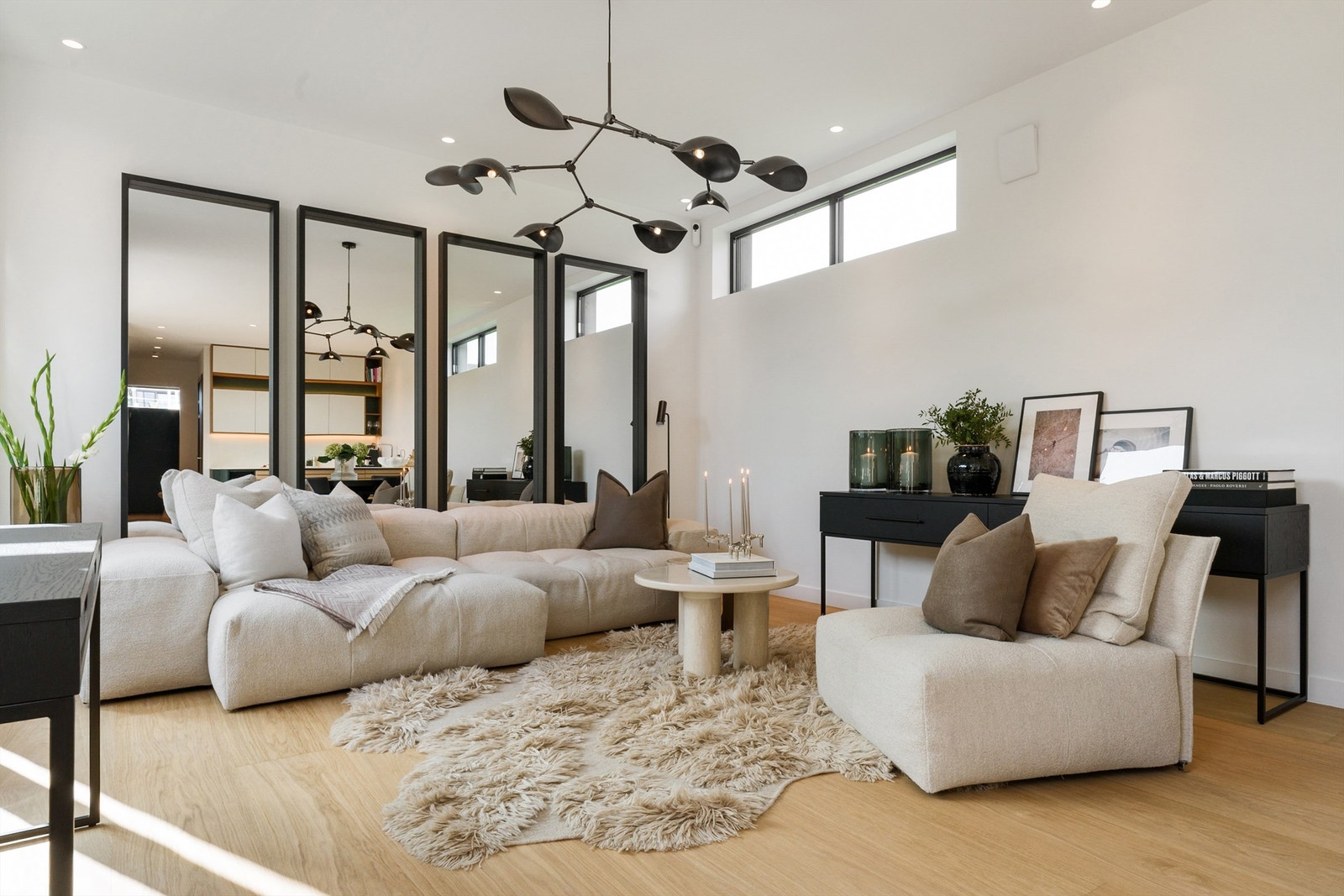 I hovedetasjen har du alt på ett plan med en stilig åpen stue- og kjøkkenløsning, et avskjermet og privat soverom med tilknyttet bad, samt gjestetoalett-/vaskerom Galleribilde