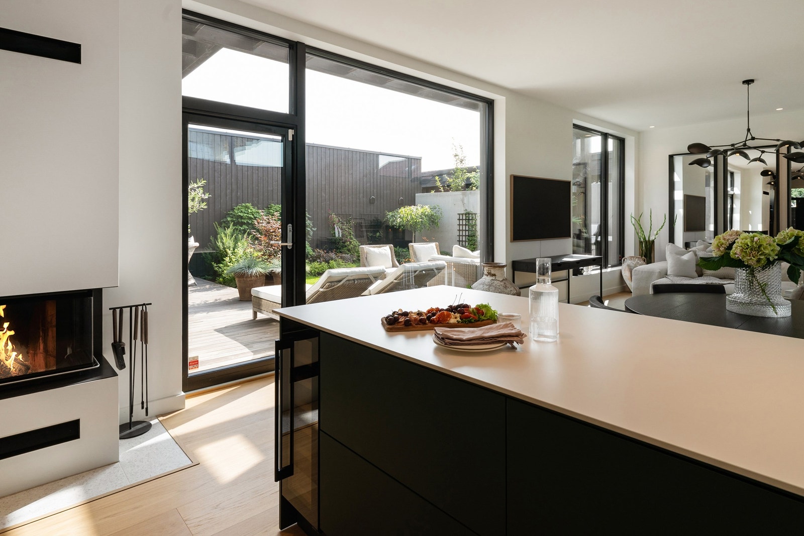 Det er gjennomgående brukt materialer, festemidler, oljer, maling og beis av høy kvalitet. Galleribilde