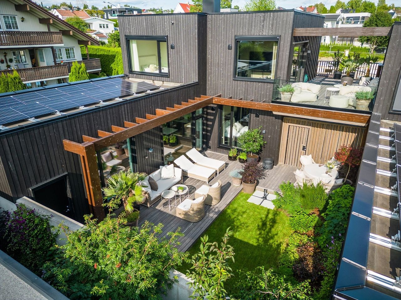 Her får du en god mix av sol, skygge og to flotte uterom som lett kan bli en grønn oase Galleribilde