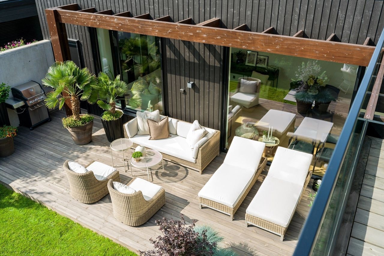 Terrassene er lagt med royalimpregnerte materialer med lang levetid og disse er festet med "usynlige" fester, "camo". Galleribilde