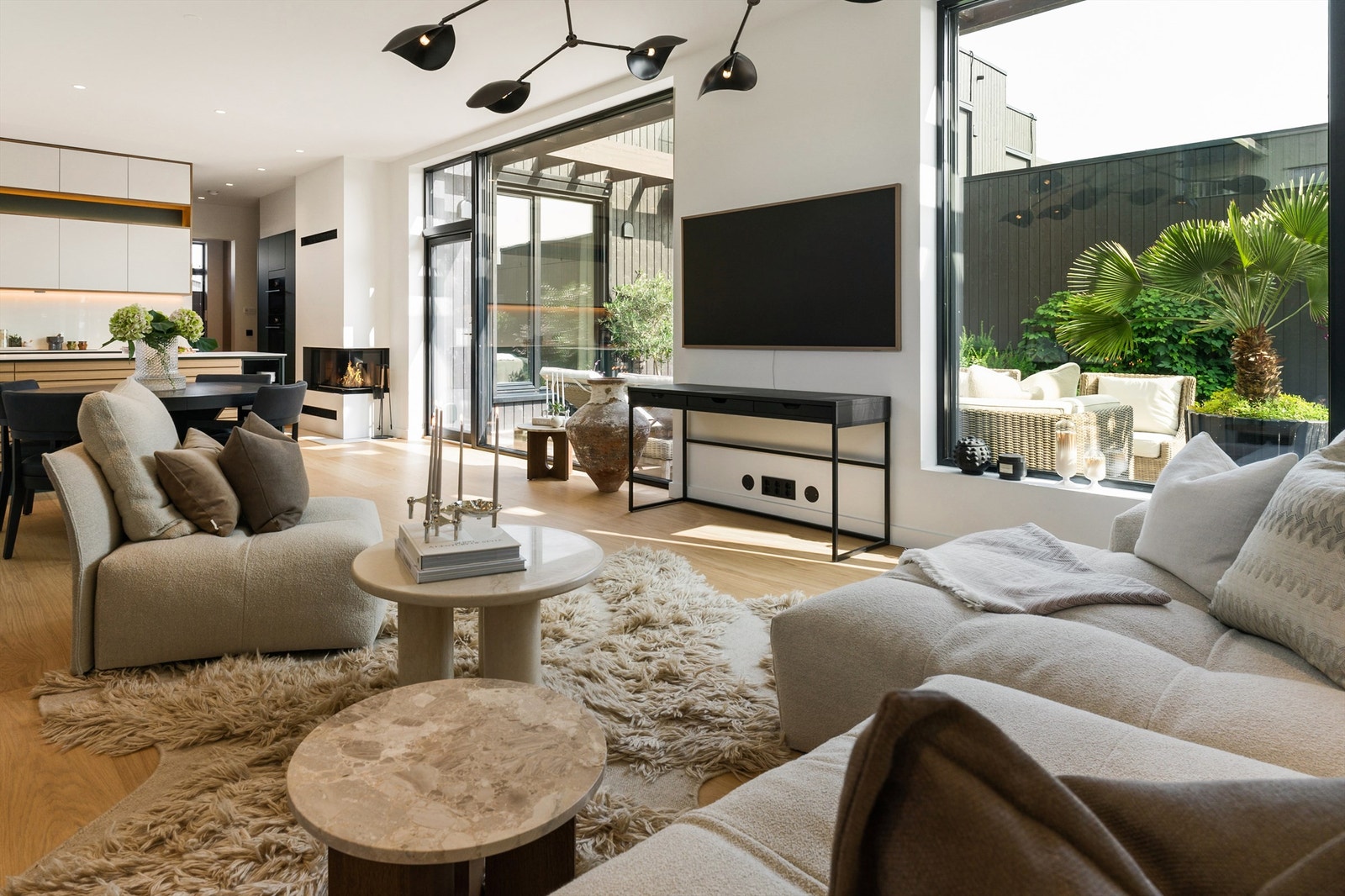 Terrassen og det frodige hagerommet finner du bare noen skritt fra kjøkkenet Galleribilde