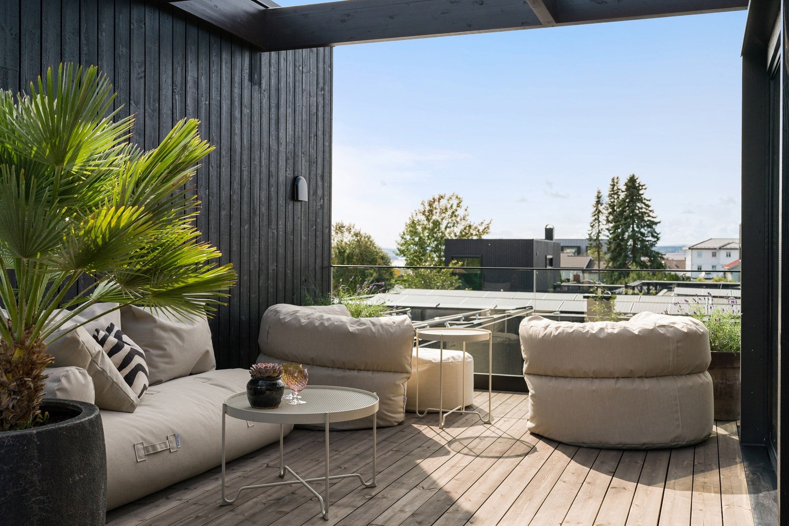 Rekkeverket er i heltrukket glass uten synlige beslag eller stolper Galleribilde