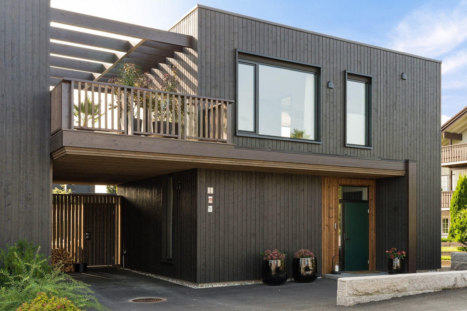 Sameiet Bekkesvevegen 54 består av 5 atriumsboliger med en helhetlig utforming og uttrykk Galleribilde