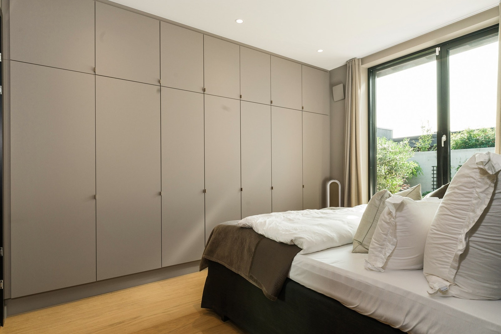 Plassbygde garderobeskap med hele 14 stk skap. Galleribilde