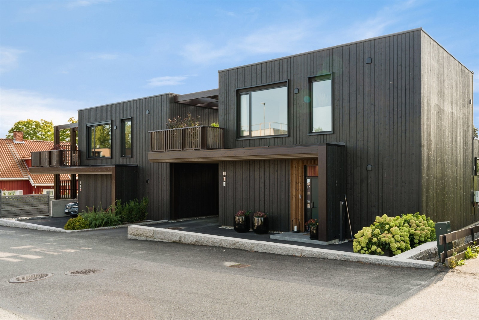 Boligen er del av et arkitektonisk fellesskap, oppført i 2022 Galleribilde