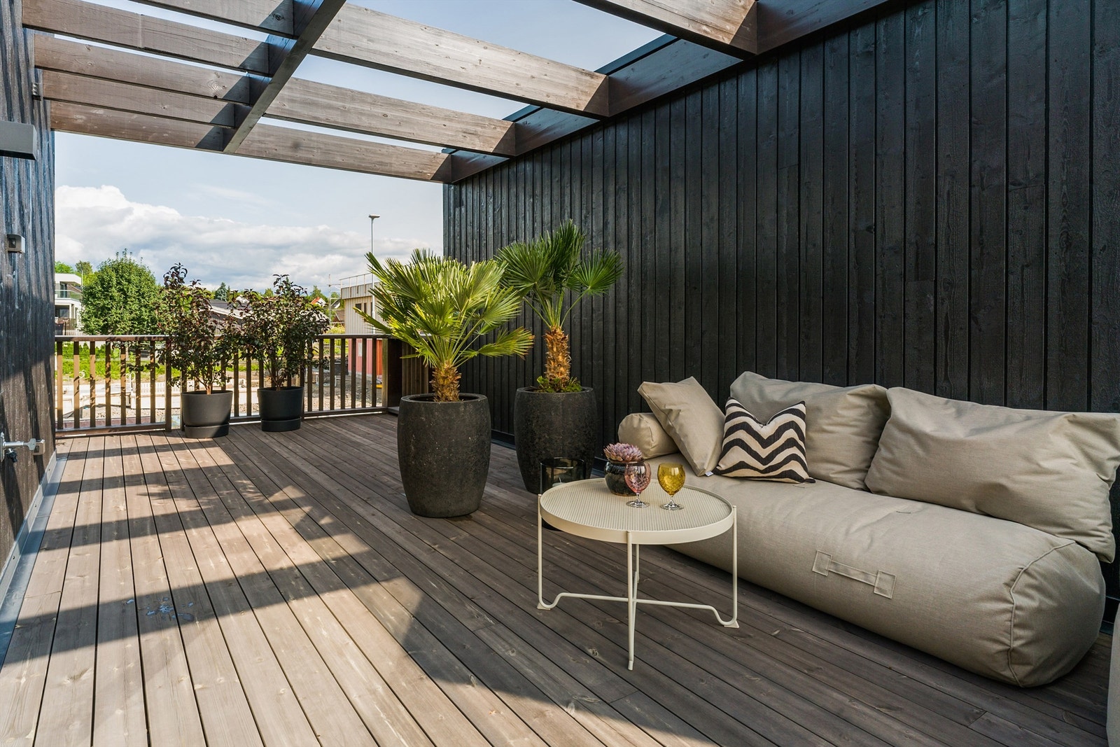 Det er etablert utekran på terrassen oppe Galleribilde