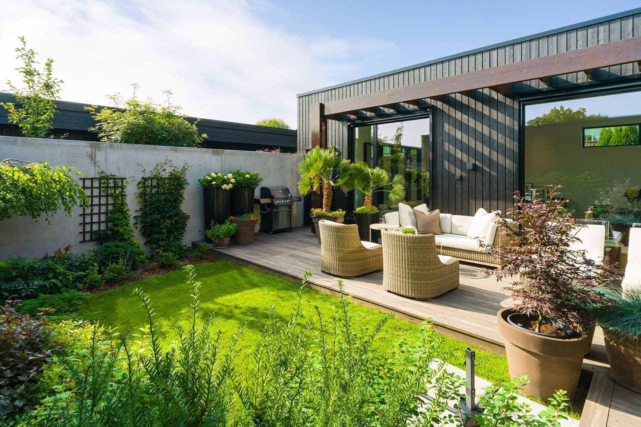 Under terrassen er det lagt sort duk for å hindre ugresset å vokse opp gjennom terrassebordene Galleribilde