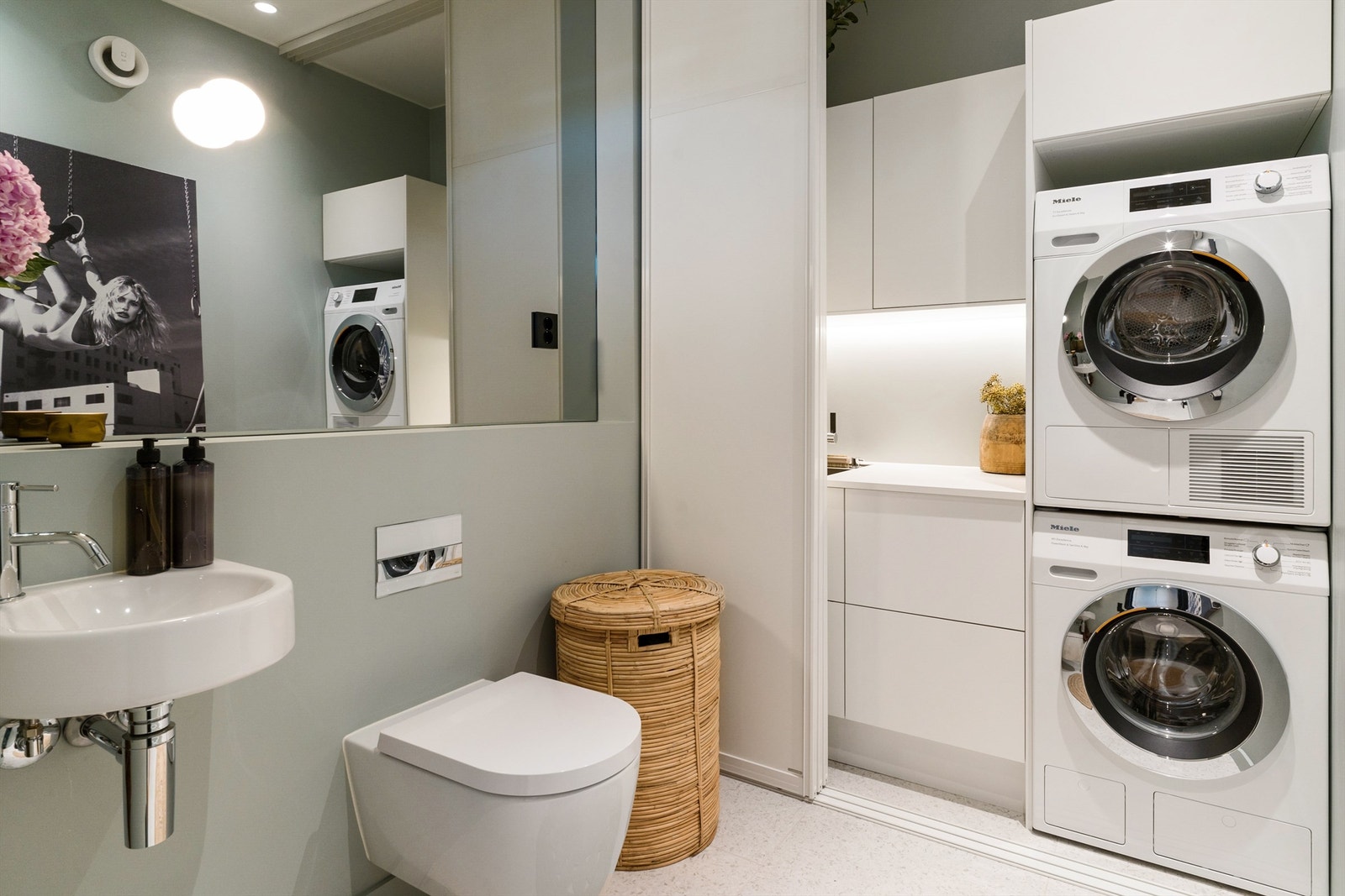 Kombinert vaskerom og gjestetoalett Galleribilde