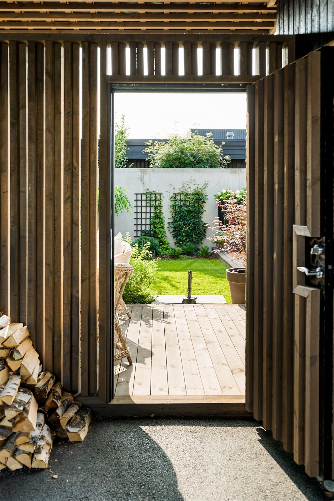 Her inviteres du inn i et lunt atrium hvor alt er i perfekt balanse og alle løsninger er gjennomtenkt Galleribilde