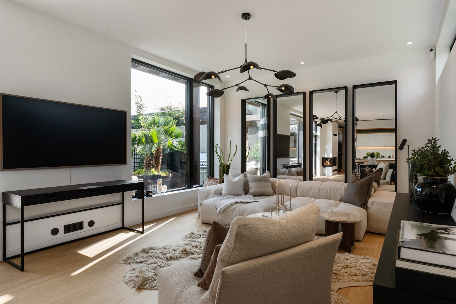 Alle oppholdsrom i huset med meget god takhøyde. I tillegg bidrar store vindusflater til den luftigheten som oppleves Galleribilde