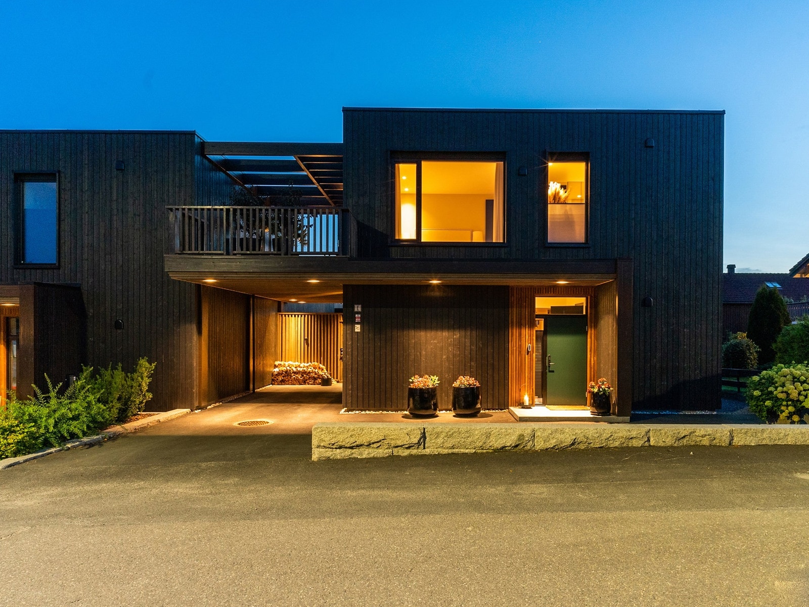 Oversiktsbilde fasade mot Bekkesvevegen. Carport med plass til en bil. Biloppstillingsplass på gårdsplass. Galleribilde