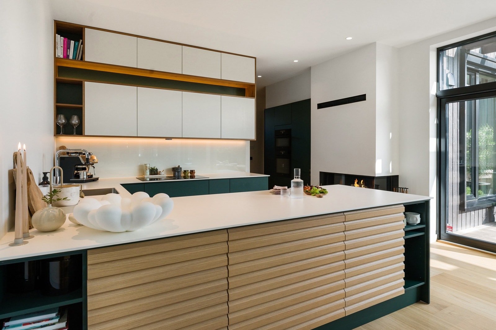 Kjøkkenet har plassbygd overskap i eik Galleribilde