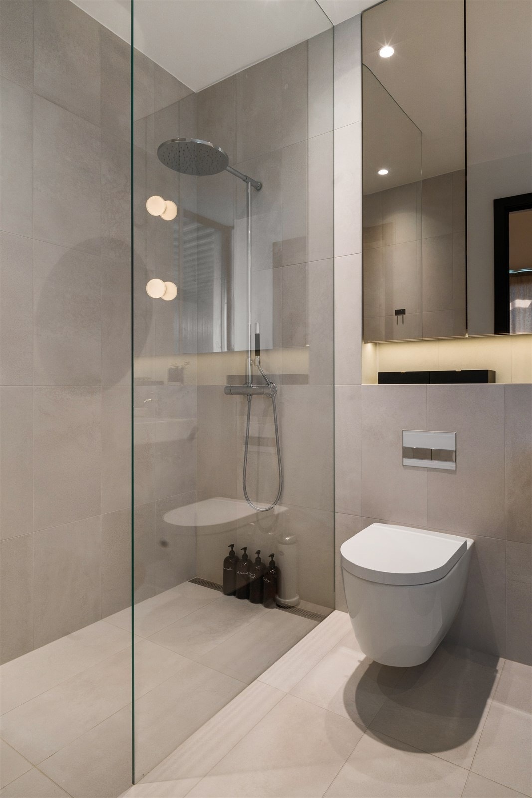 Dusjvegger innfelt i himling og limt i gulvet for å skape et rent uttrykk Galleribilde