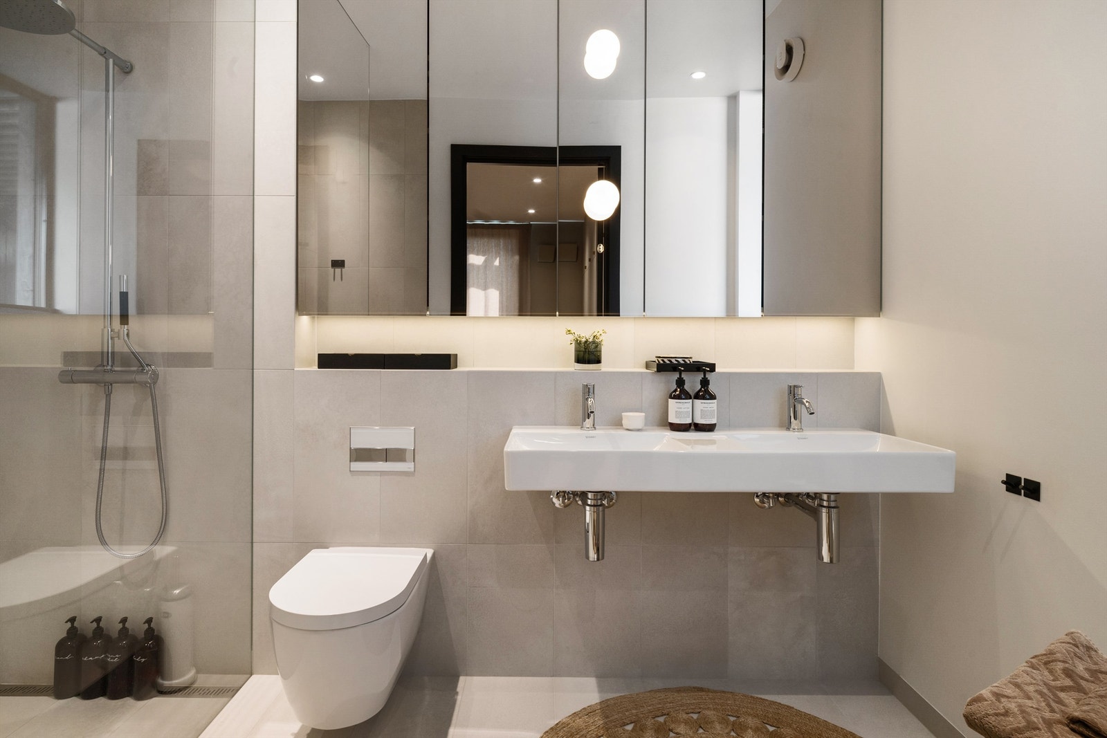 Begge badene er flislagt med eksklusive fliser fra Italienske Ergon Trend Concrete White Galleribilde