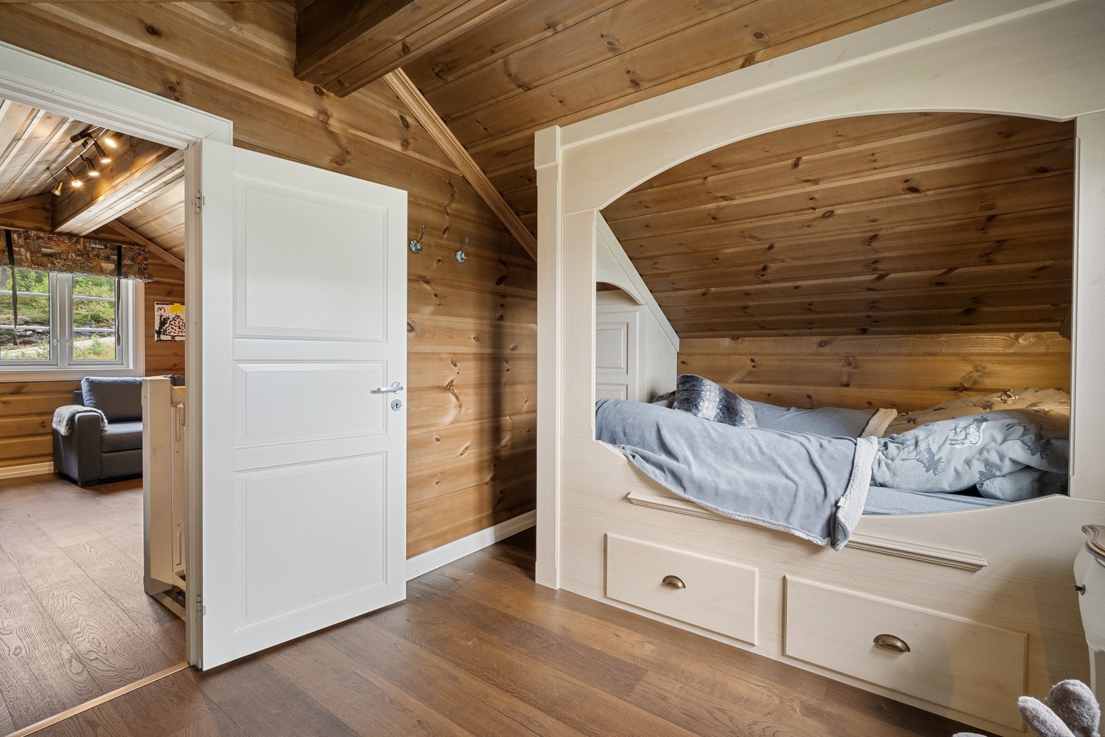 Det er knevegger med fantastiske oppbevaringsmuligheter. Galleribilde