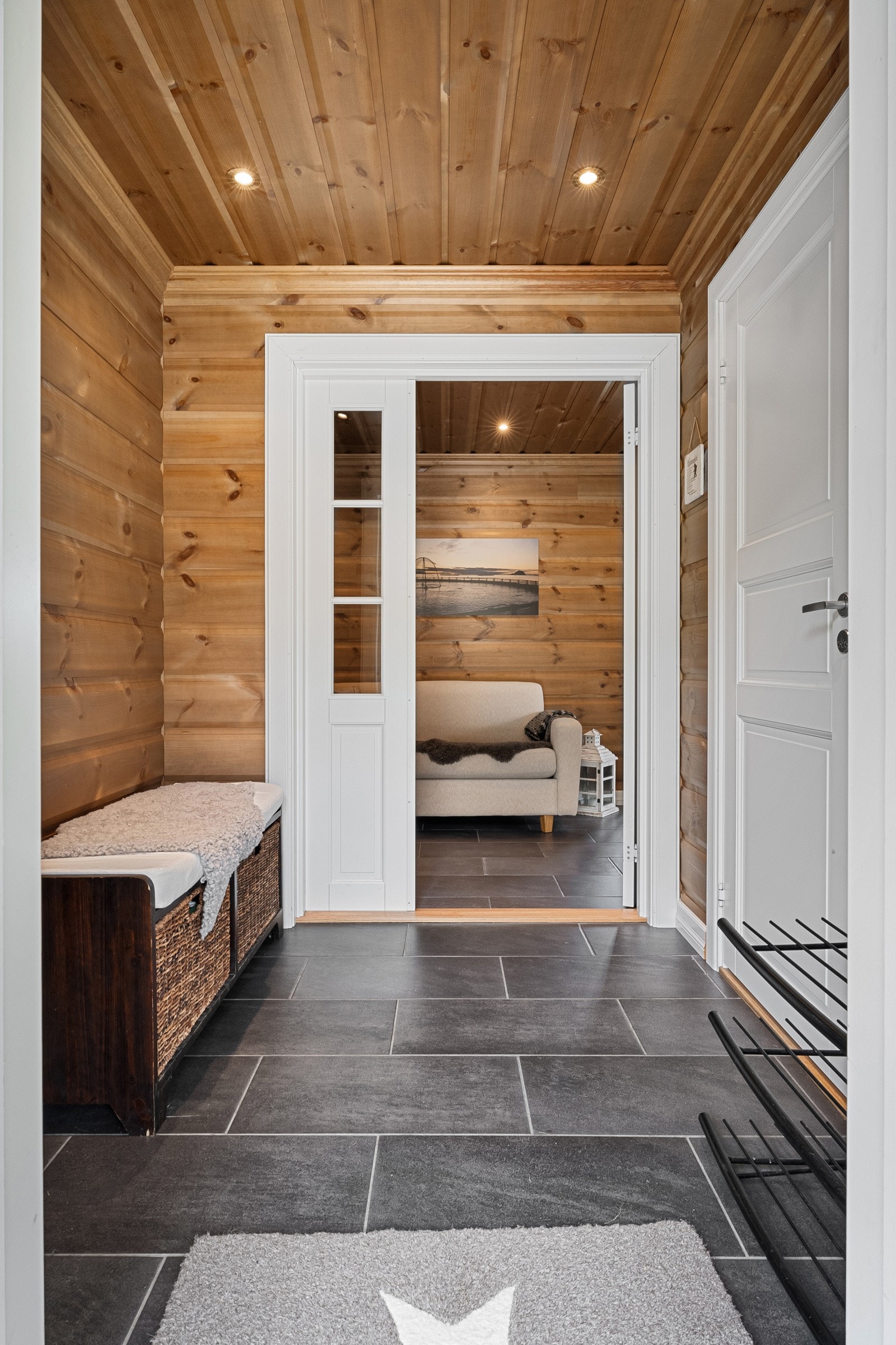 Fra du trer inn i denne varme og innbydende hytta, kjenner du med én gang den gode stemningen. Galleribilde