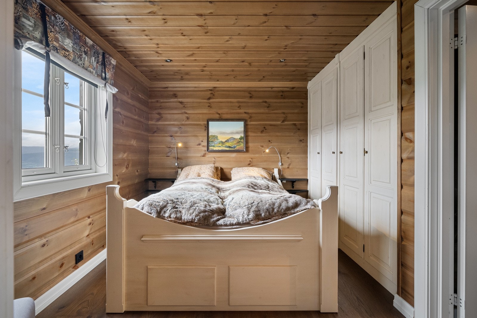 Hytta har 3 soverom, i tillegg til et ekstra rom på loftet som ikke regnes med i arealet på grunn av takhøyde. Galleribilde