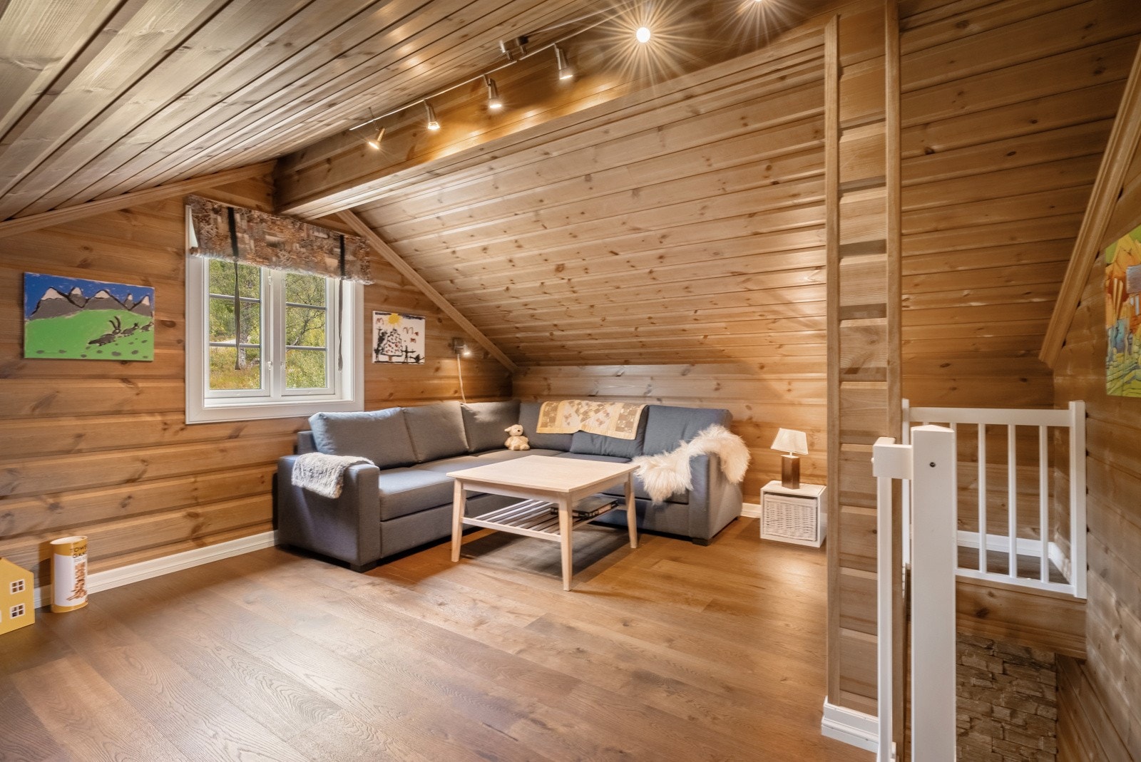 Loftet byr på en koselig loftstue, Galleribilde