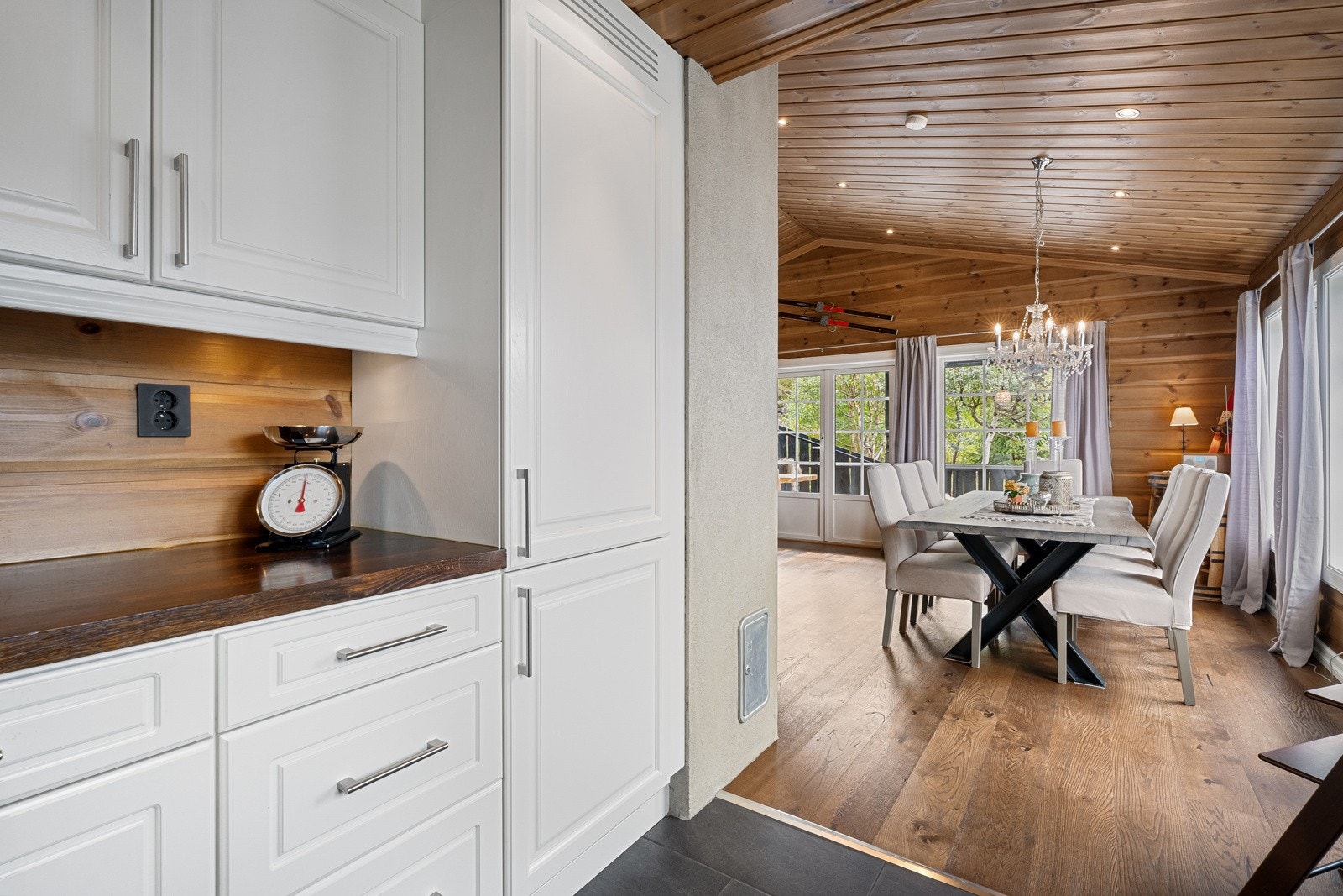 Kjøkkenet er i delvis åpen løsning med stuen. Galleribilde