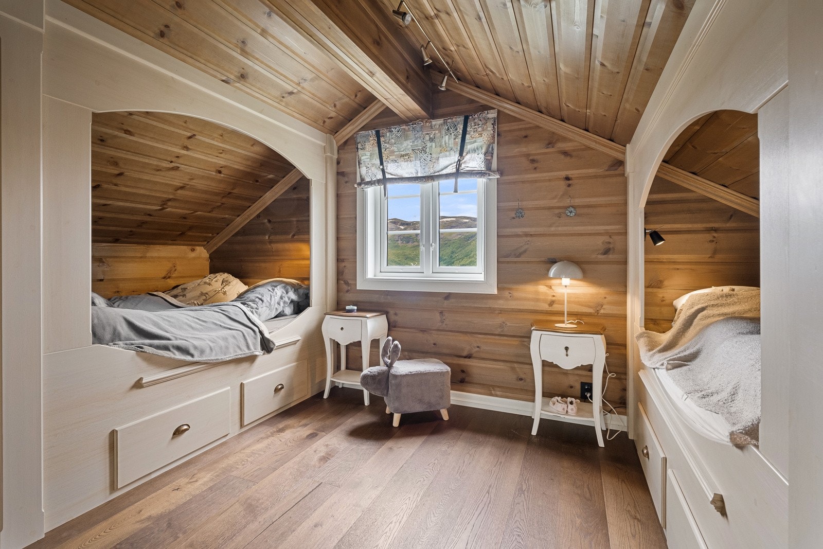Loftsetasjen har også et ekstra soverom med plassbygde senger på hver side. Galleribilde
