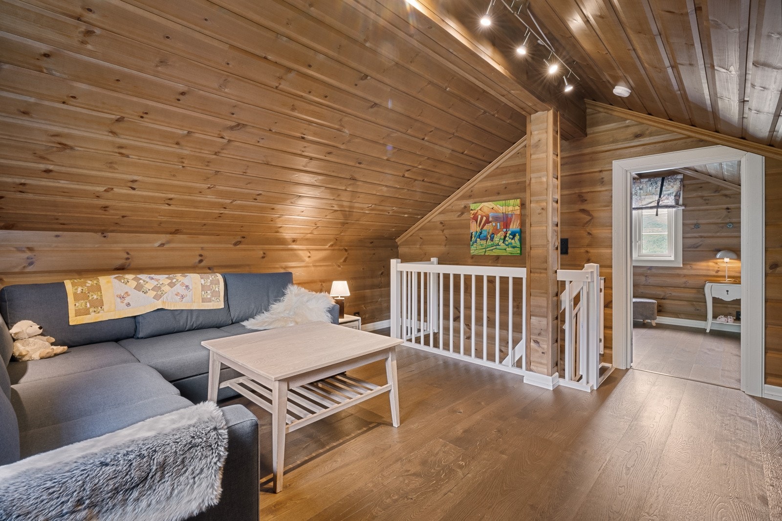 Her er det plass til både lekerom og ekstra soveplasser - en stor hjørnesofa, som også er sovesofa,følger med. Galleribilde