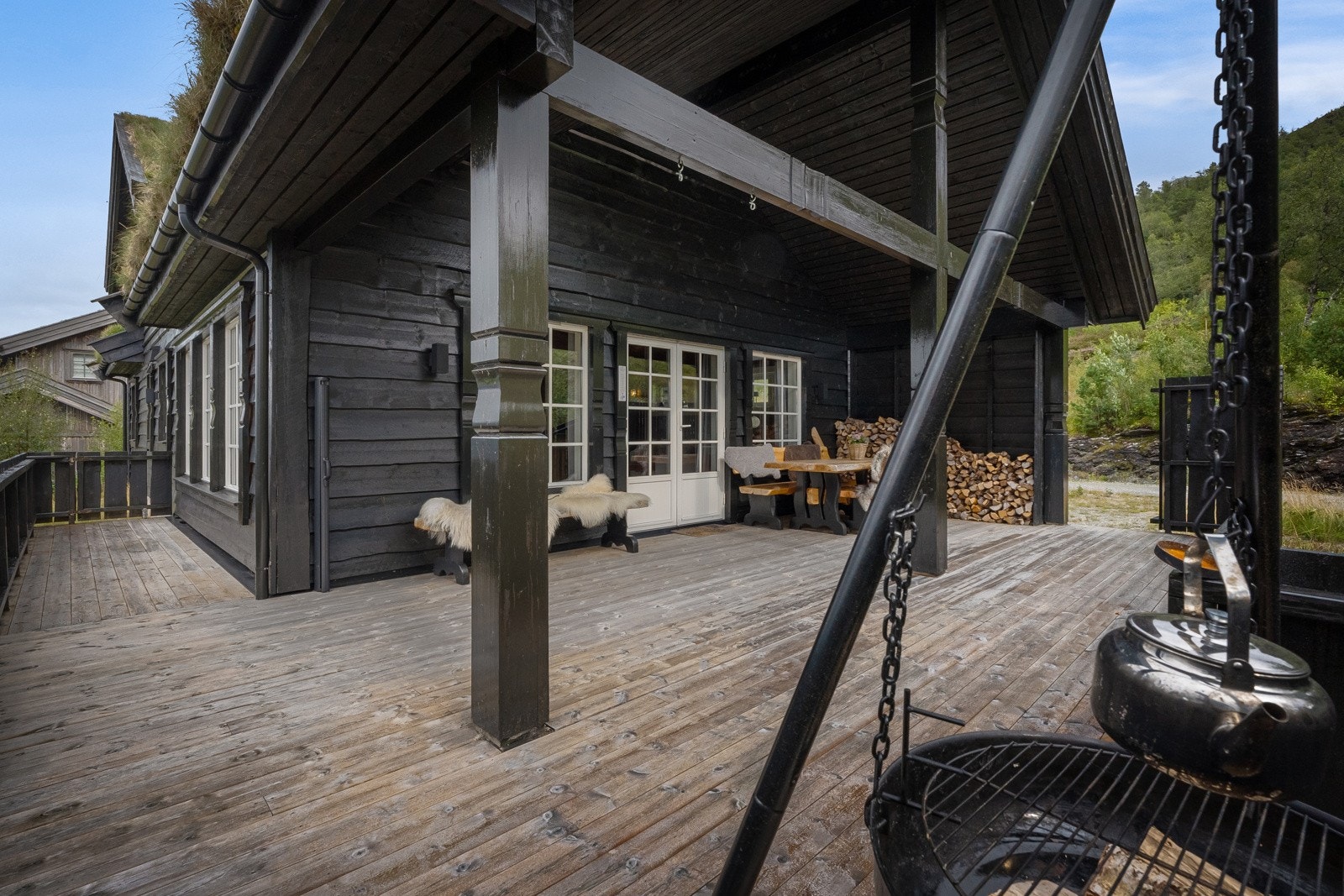 En del av terrassen er overbygd, du kan sitte ute selv om det regner. Galleribilde