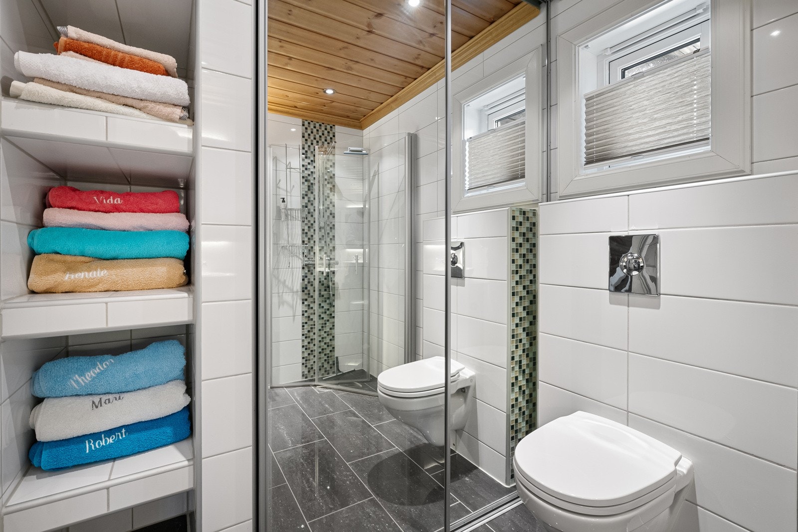 Praktiske løsninger som skjult oppbevaring bak skyvedører - perfekt for vaskemaskin og varmtvannstank. Galleribilde