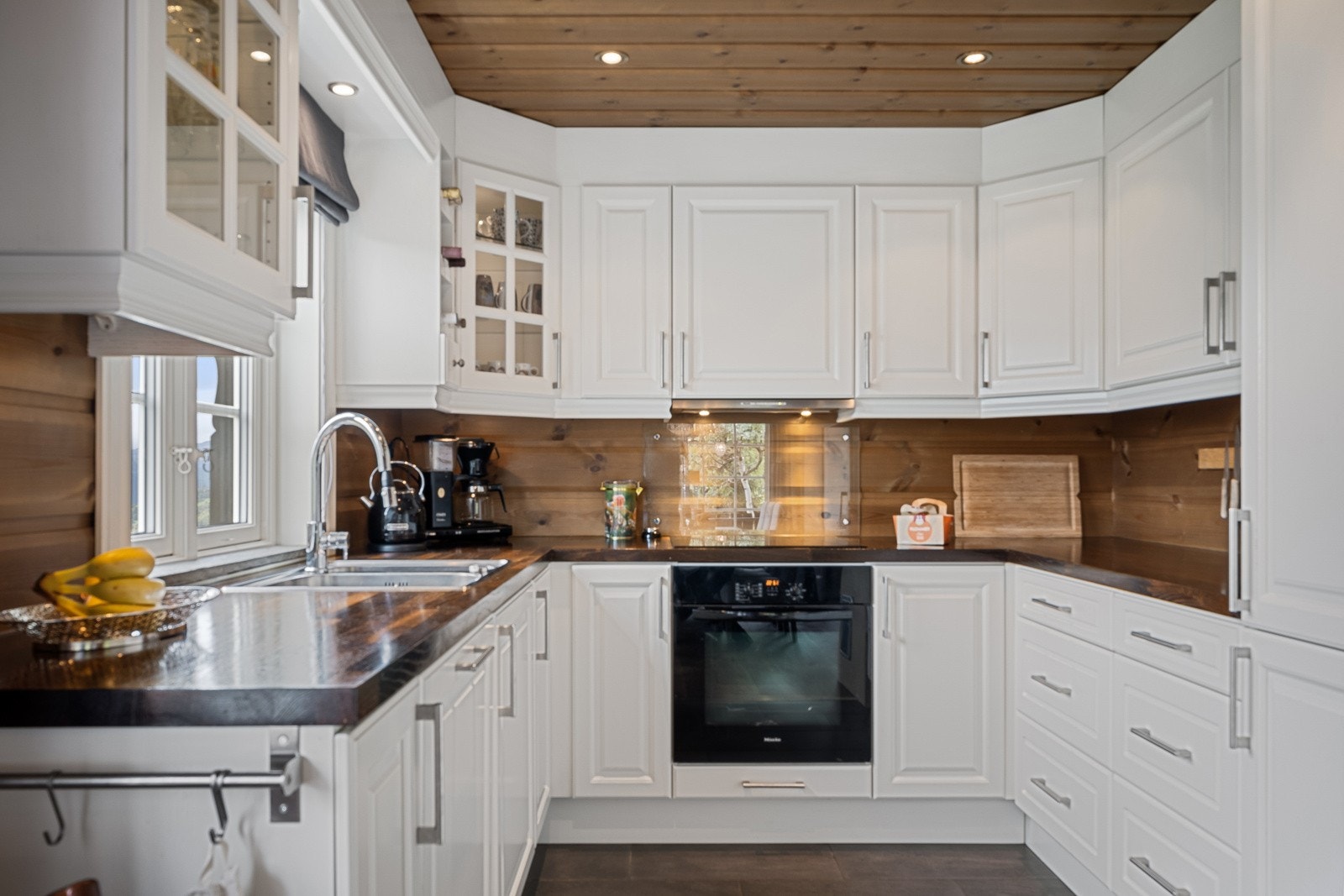 Kjøkkenet har rikelig med skapplass og alle nødvendige hvitevarer - komfyr, platetopp, oppvaskmaskin og kjøleskap/fryseskap. Galleribilde