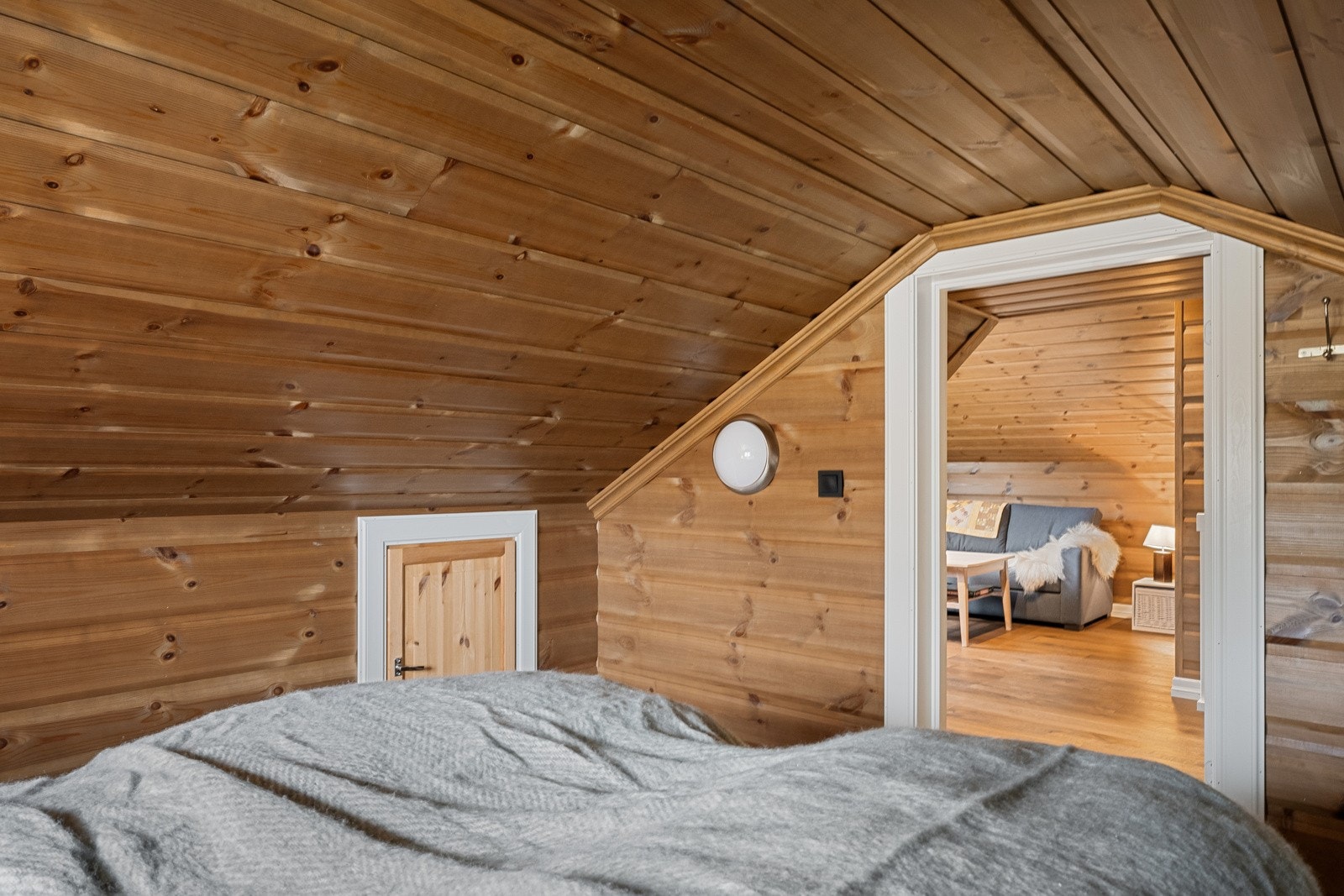 I tillegg til oppbevaring i skuffer under sengen, har du også knekott for oppbevaring. Galleribilde