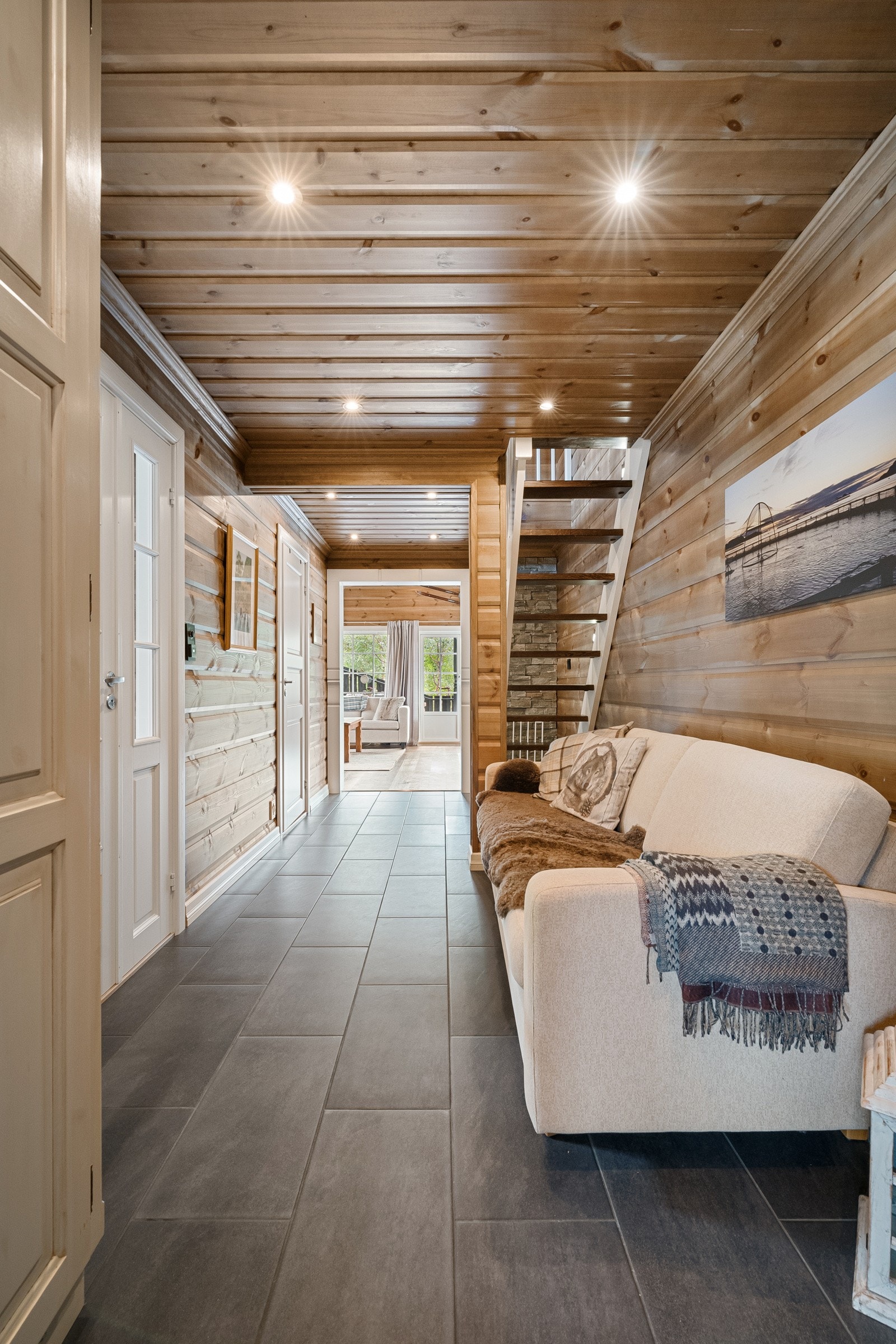 Hallen innenfor er også godt utnyttet med en sofa hvor tenåringene kan slappe av med mobilen. Galleribilde