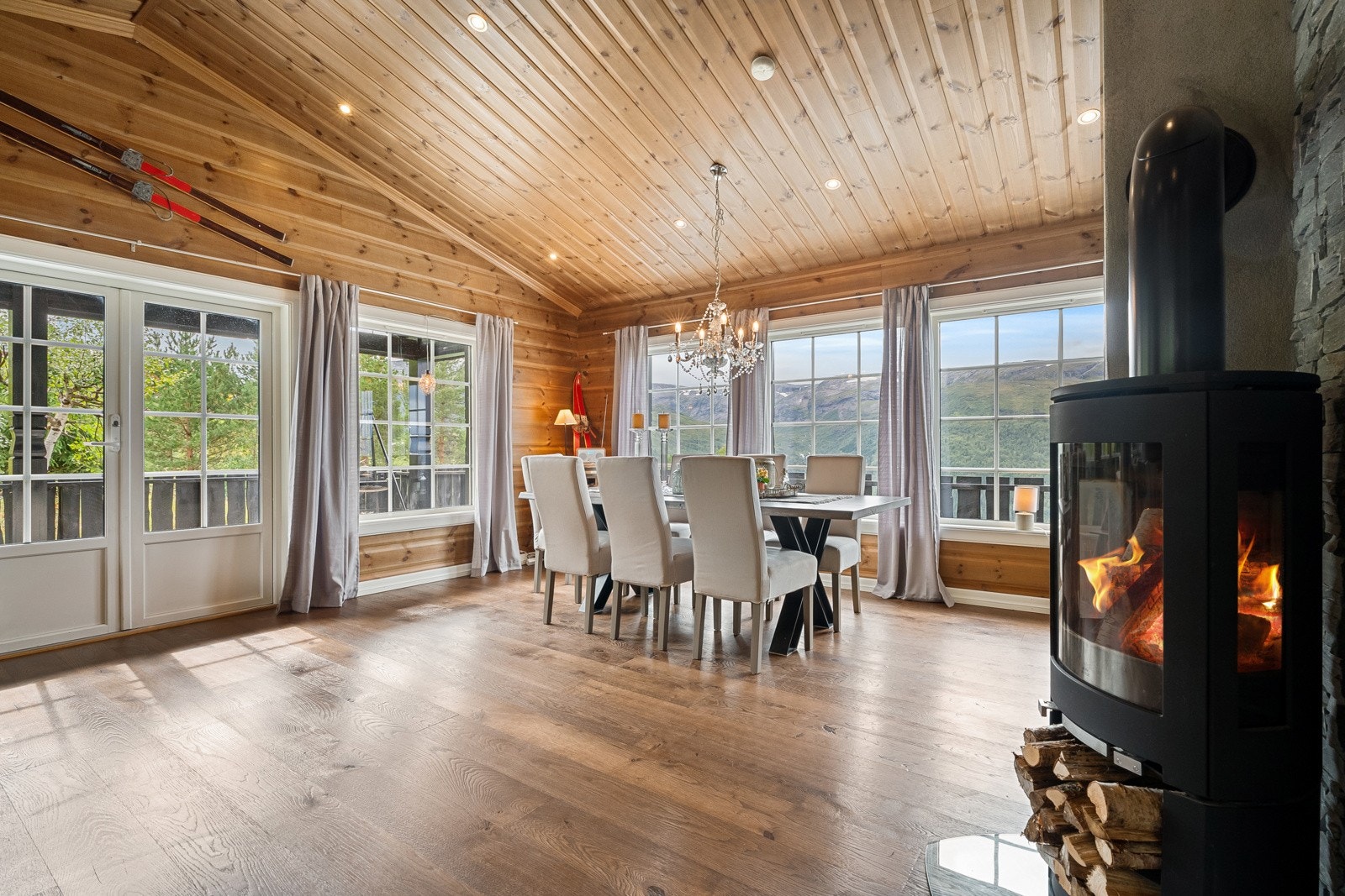 Hjertet i hytta er uten tvil stuen. Når du går inn, blir du møtt av den imponerende utsikten gjennom store vindusflater som går nesten fra gulv til tak. Galleribilde